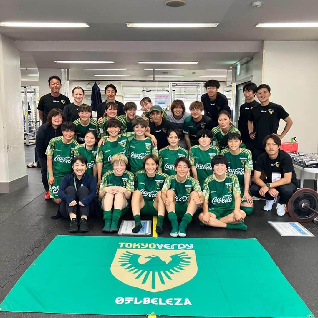 村松智子のインスタグラム：「. 2022-23 シーズン終了  私たちを信じ、共に闘ってくれたファン•サポーターのみなさん 1年間ありがとうございました。  結果で返すことができず悔しい気持ちと申し訳ない気持ちでいっぱいです。  試合前、写真を撮るときに必ず歌ってくれる 「みどりのハート」 こんなに大好きで、気合いの入るチャントは他にありません。  1年間本当にありがとうございました。 来シーズンもぜひ西が丘に足を運んでください！ 熱いご声援よろしくお願いします。  #yogiboweleague #weleague #weリーグ #日テレ東京ヴェルディベレーザ  #beleza」