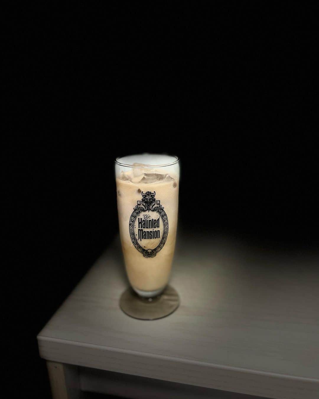 小宮山雄飛さんのインスタグラム写真 - (小宮山雄飛Instagram)「食後のコーヒー牛乳を、#ホーンテッドマンション　に寄せて撮ってみる。  「この不思議な気配を諸君は感じただろうか。 ミルクにコーヒーが入っているのか、それとも諸君の目の錯覚なのか、、」  #tdr #tdl」6月14日 21時22分 - yuhikomiyama