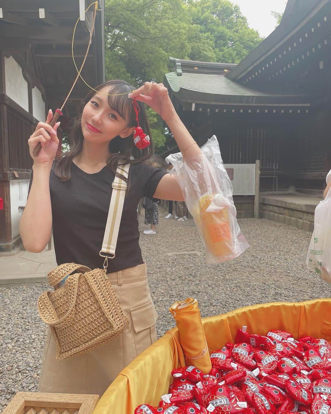 大段舞依のインスタグラム：「⁡ ⁡ ⁡ 川越氷川神社⛩️ ⁡ 鯛みくじ♡ 釣竿を使っておみくじ釣り上げるの🎣 ⁡ おみくじは、吉　でした〜🤭！！！ ⁡ ⁡ #川越 #川越食べ歩き #川越氷川神社 #⛩️ #おみくじ #吉  ⁡」