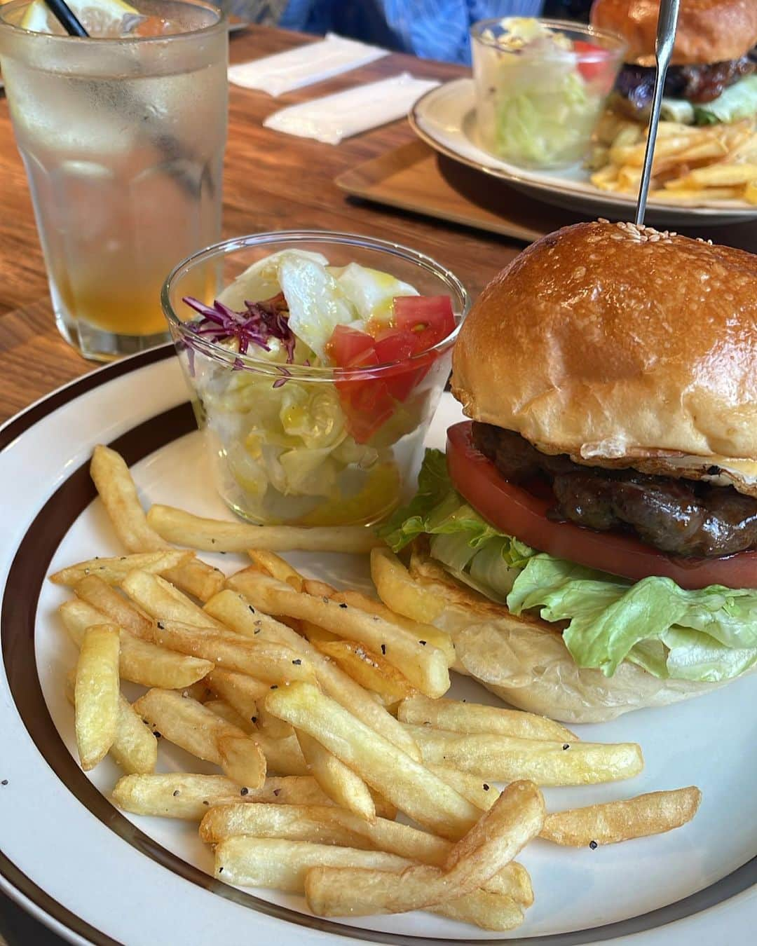 高木晴菜さんのインスタグラム写真 - (高木晴菜Instagram)「🍳  Hare ma ハンバーガーと、コーヒーと、  念願の！！ 親友のお姉さんご夫婦がされているカフェとお宿にお邪魔しました🏠  研究に研究を重ねて作られた本当に美味しいハンバーガー🍔 そして、モーニングのこのフレンチトーストが絶品すぎてほっぺがとろけました🤤💕 元々卵を扱っていた商店というだけあって卵も本当に美味しい！ 次はたまごサンドたべたいな🥚  お宿も最近できたばかりなのですが、センスの塊で寛ぎ空間でした☺️  阪神御影から徒歩2分というリッチの良さ！  絶対また行きます！！笑  #眞島商店  #まじまのマ  #harema #神戸 #御影」6月14日 21時23分 - harunatakagi