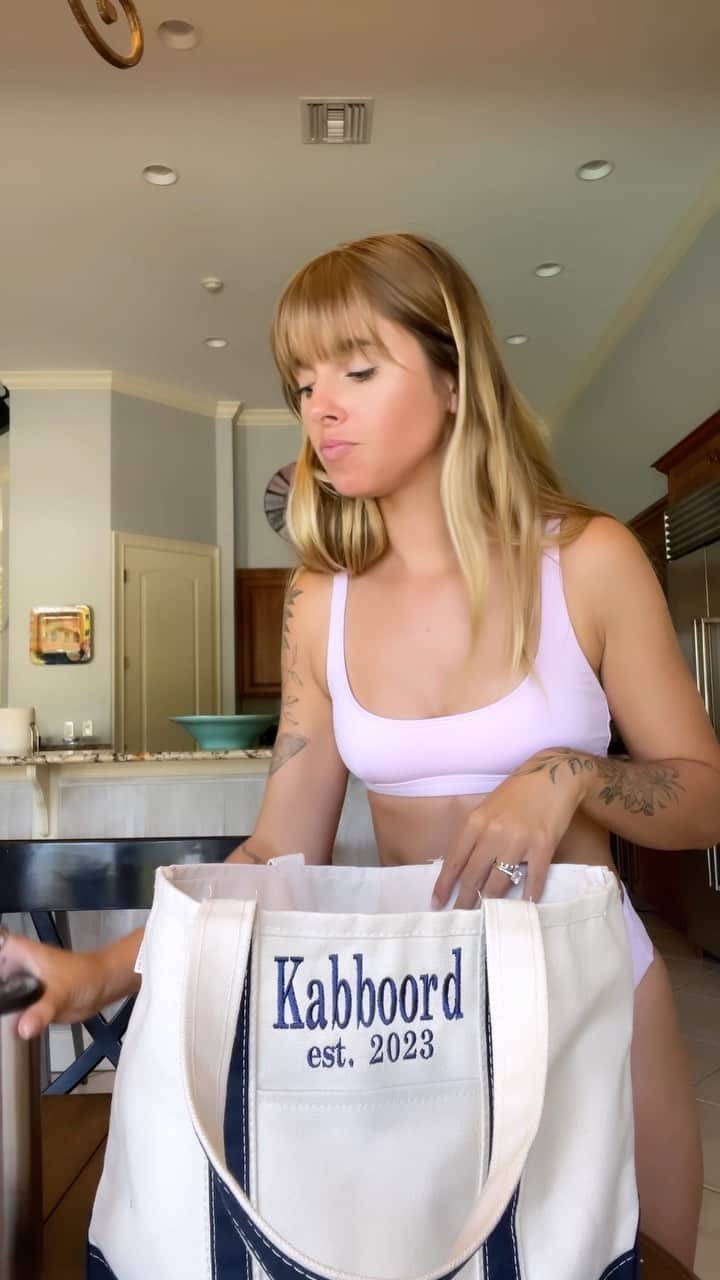Emily Zeckのインスタグラム：「Beach bag essentials @wildechips #thatswilde #ad」