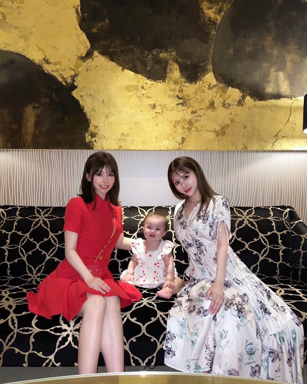 まりんのインスタグラム：「どれもお気に入りの写真で悩んだけど、奇跡的に笑ってくれた写真にしました🥹🩷✌️笑  #女子会 #赤ちゃんのいる生活 #可愛い #loveislove」