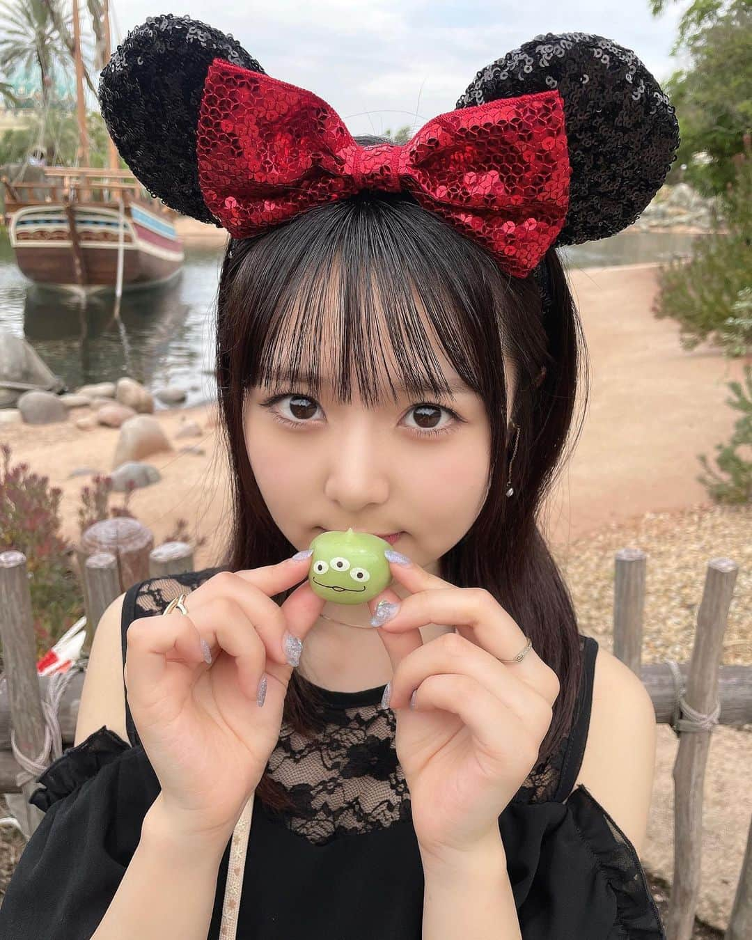 久保田沙矢香のインスタグラム：「いっぱい食べた〜😋  #東京ディズニーシー #ディズニーシー #ディズニー #ディズニーカチューシャ #ディズニーコーデ #ディズニー写真 #ディズニーフード #ミニーちゃん #ミニーコーデ #ミニーマウス #ミニーカチューシャ #tokyodisneysea #disneysea」