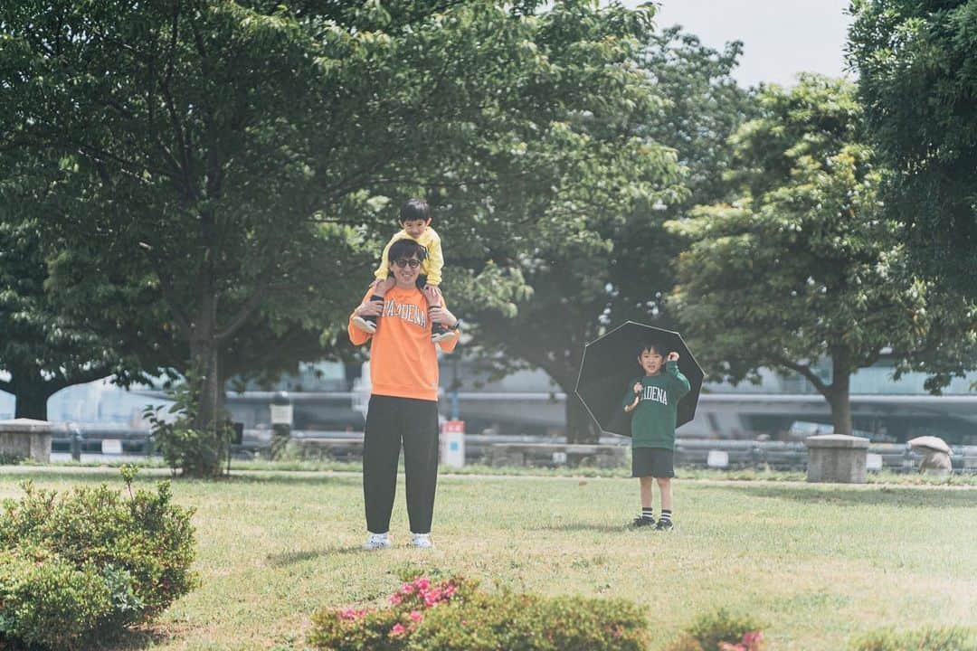 狩野健太さんのインスタグラム写真 - (狩野健太Instagram)「ソファに座っていれば、すぐよじ登ってくるし、朝からリビングでサッカーしようって誘われるし、ゆっくりする時間なんてないけど、今しかない子供との時間しっかりと噛み締めないと☺️  子育て中のパパ、ママお疲れ様です✨  #狩野健太#pasadena#こそだて  #まま#ぱぱ#soccer#fashion#park#enjoy#」6月14日 21時33分 - kanoken_14