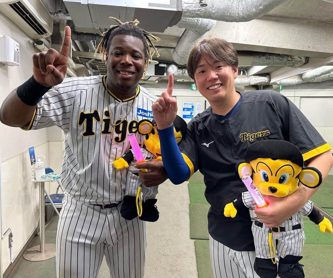 阪神タイガースさんのインスタグラム写真 - (阪神タイガースInstagram)「今日のヒーローは西勇輝選手とミエセス選手です！ふたりで一緒に#ミエちゃんピース ✌🏻 #今日のヒーロー  #西勇輝 選手 #4勝目 #12球団勝利  #ヨハンミエセス 選手 #ミエちゃん #甲子園初ヒーロー  #阪神タイガース  #日本生命セパ交流戦  #ARE」6月14日 21時33分 - hanshintigers_official