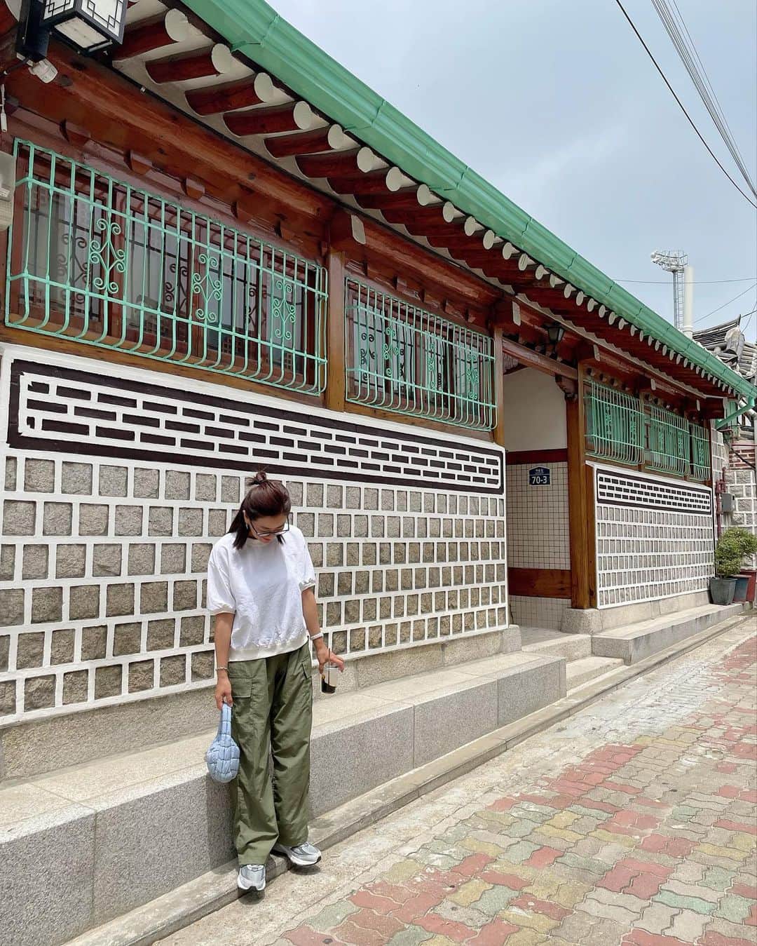 keikobun34のインスタグラム：「▶︎ 韓国  北村韓屋村に初めて行ってみた。 韓国の古い町並みと、 近代的な建物もあったり、 歩いてるだけで楽しかった♡ カフェやレストランも充実。 また、行きたいナ。  #韓国#korea  #ソウル#seoul  #韓国旅行 #最新韓国#韓国情報 #北村韓屋村  #旅行#trip #アラフィフ#アラフォー」