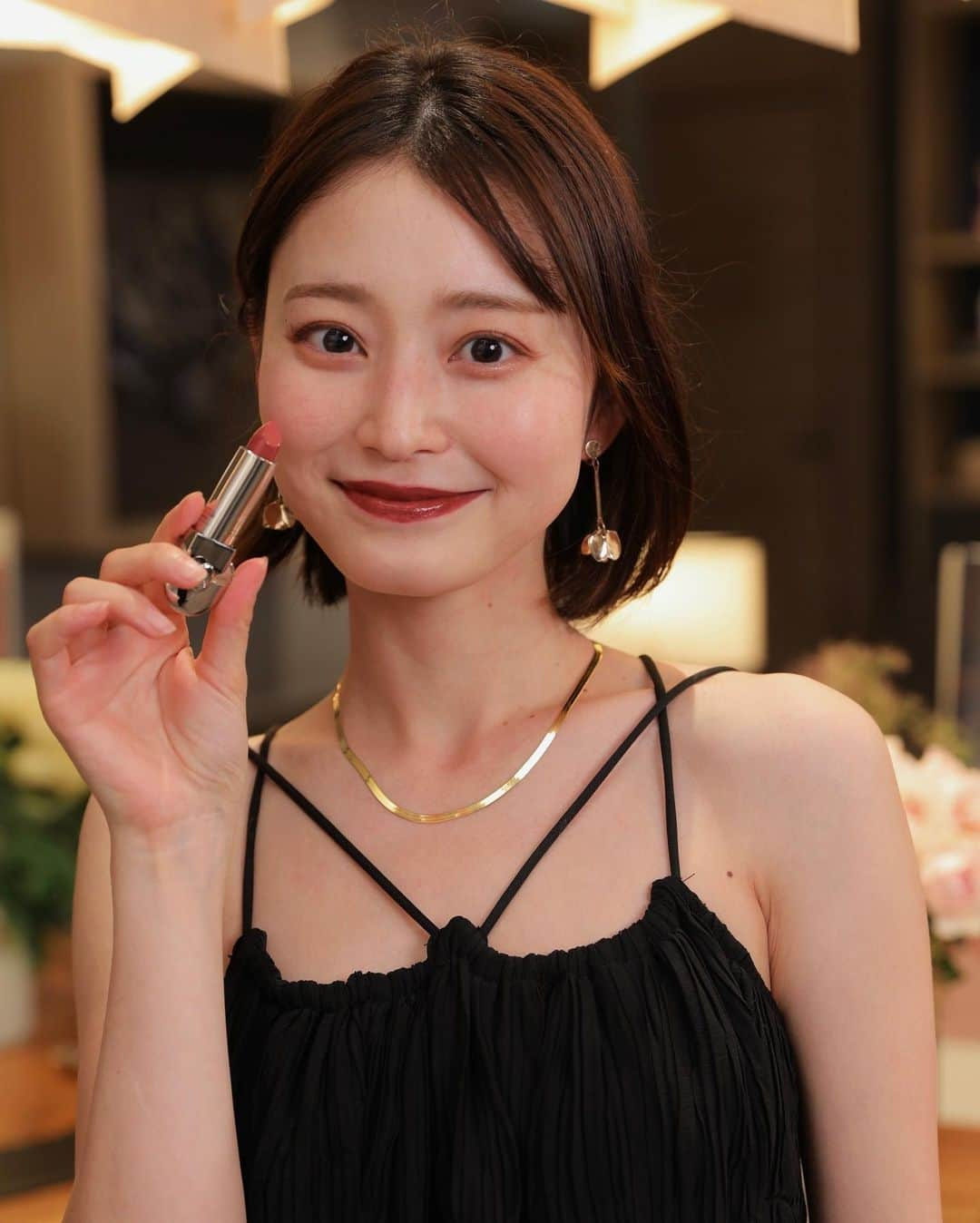 吉田南歩さんのインスタグラム写真 - (吉田南歩Instagram)「ゲラン @guerlain のメイクアップクリエイティブディレクターのヴィオレットさんが来日したイベントOPEN HOUSE EVENTに参加しました🤍 ㅤㅤㅤㅤㅤㅤㅤㅤㅤㅤㅤㅤㅤ ㅤㅤㅤㅤㅤㅤㅤㅤㅤㅤㅤㅤㅤ とっても洗練された素敵な空間でうっとり、、🤍 ヴィオレットのアトリエのような空間を再現したんだって💡  7/15発売の"ルージュ ジェ ナチュラリー コレクション"やアーカイブコレクションが展示されてたよ🍃 ㅤㅤㅤㅤㅤㅤㅤㅤㅤㅤㅤㅤㅤ ㅤㅤㅤㅤㅤㅤㅤㅤㅤㅤㅤㅤㅤ タッチアップして頂いたルージュ ジェ819が すごく深みのあるカラーで 肌が明るく見えてとっても好み🤭💕 ㅤㅤㅤㅤㅤㅤㅤㅤㅤㅤㅤㅤㅤ #ゲラン #ルージュジェ #オンブルジェ #GuerlainMakeup #ナチュラリーコレクション #pr」6月14日 21時33分 - nanaho_yoshida