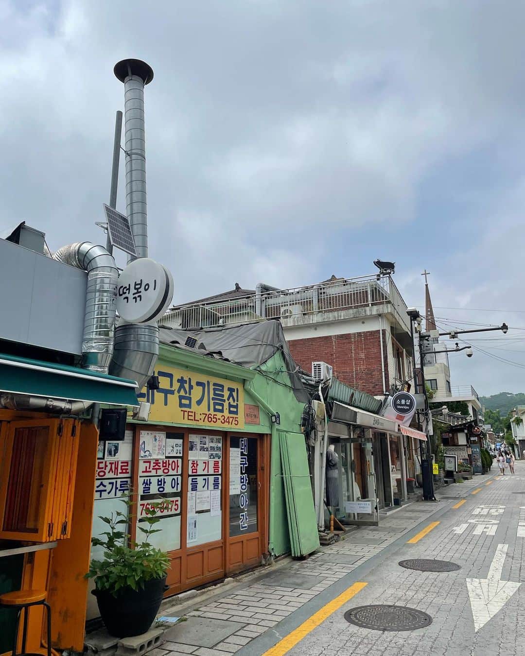 keikobun34さんのインスタグラム写真 - (keikobun34Instagram)「▶︎ 韓国  北村韓屋村に初めて行ってみた。 韓国の古い町並みと、 近代的な建物もあったり、 歩いてるだけで楽しかった♡ カフェやレストランも充実。 また、行きたいナ。  #韓国#korea  #ソウル#seoul  #韓国旅行 #最新韓国#韓国情報 #北村韓屋村  #旅行#trip #アラフィフ#アラフォー」6月14日 21時33分 - keikobun34