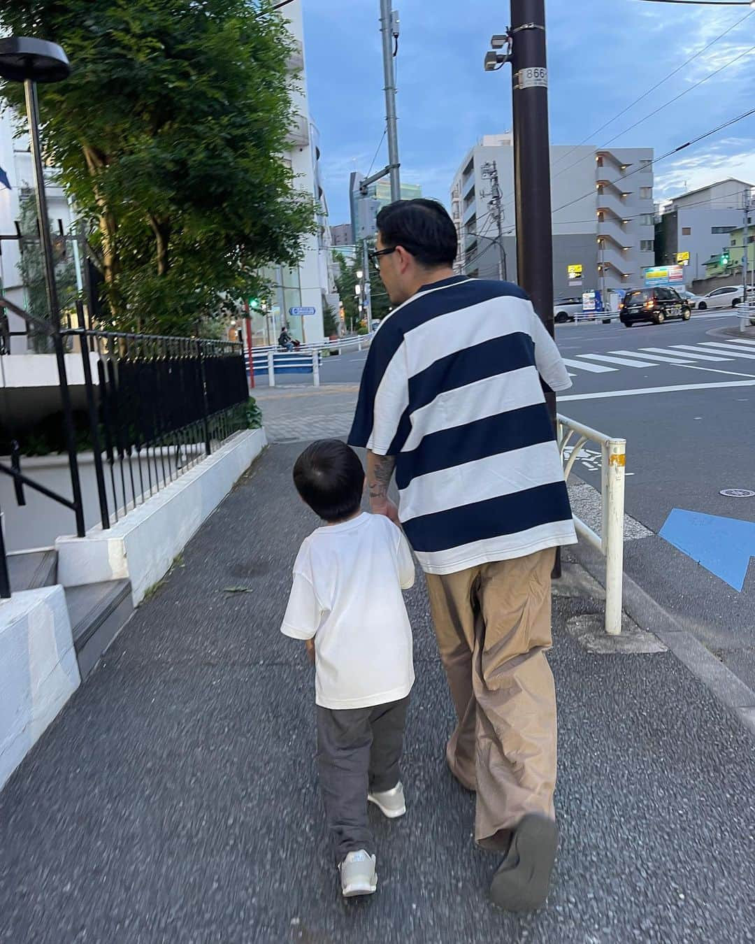 馬場一馬のインスタグラム：「息子とお出かけ👨🏻👦🏻🌆 #父と息子」