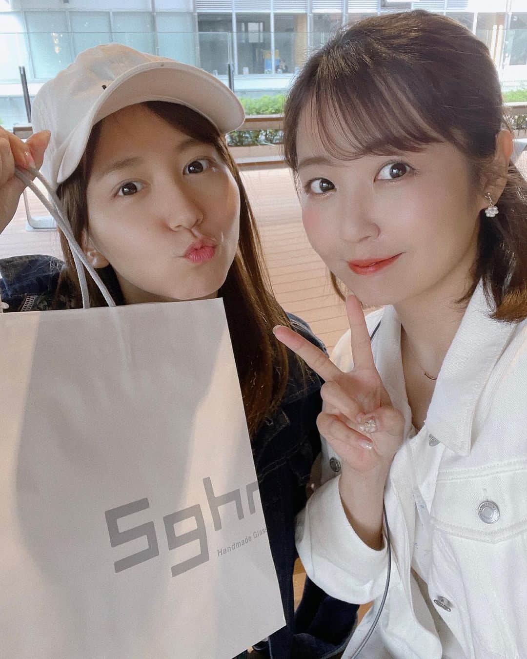 のインスタグラム：「✌🏻 　 さりなが福岡に来てたので 久しぶりに会いまして 変わらず面白くて楽しかった☺️✨ 　 結婚のお祝いもいただいて ありがとう、またね〜🙌🏻」