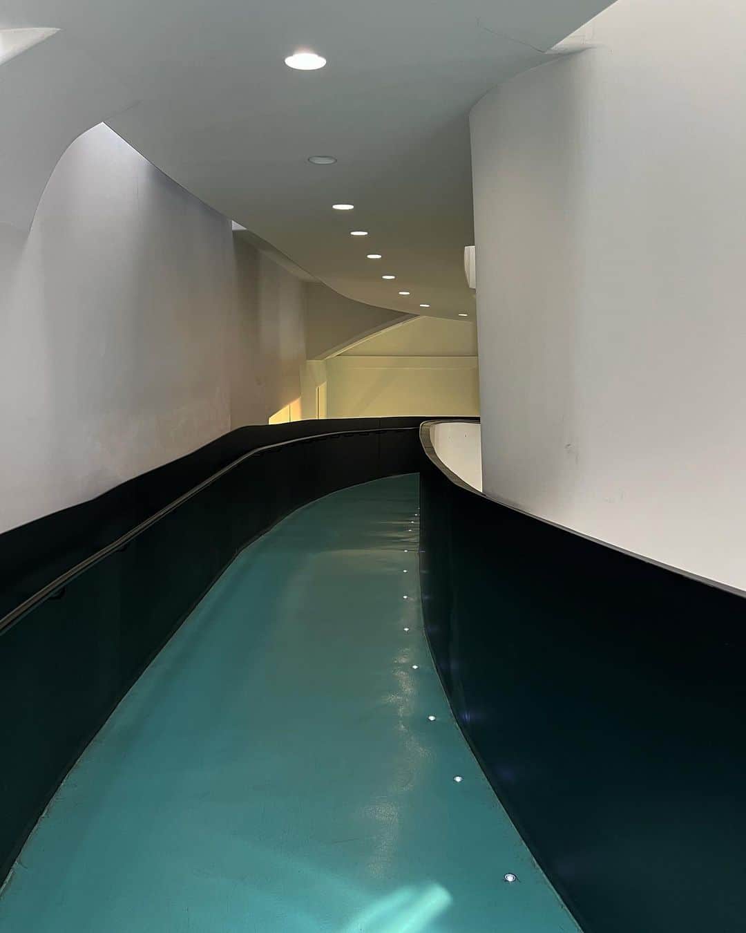 のインスタグラム：「📍 italy , milan  旅先で行くアートギャラリーの時間が大好き🗞️💕」