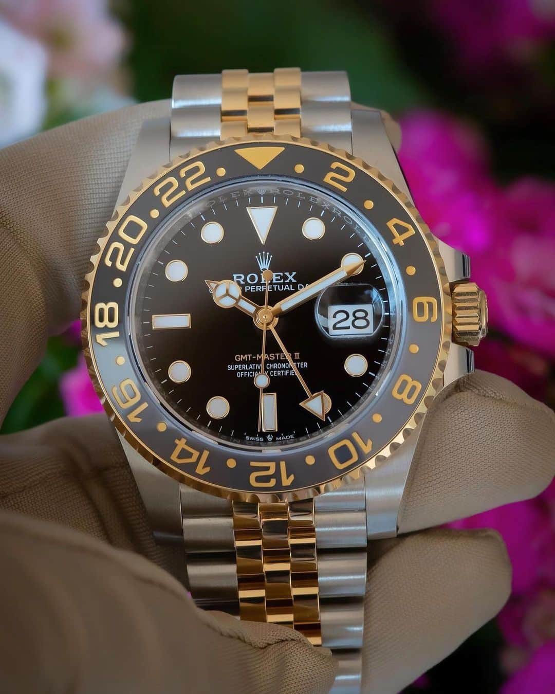 Daily Watchさんのインスタグラム写真 - (Daily WatchInstagram)「Up close with the Rolex GMT-Master II two-tone. Great photos by @mialitstrom @eqotimegroup」6月14日 21時28分 - dailywatch