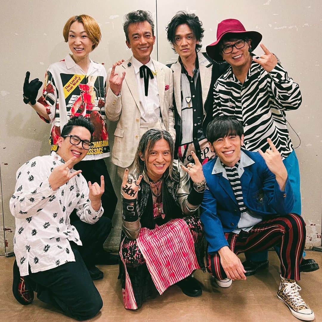 成田昭次のインスタグラム：「SONGS  NHK 『SONGS』ご覧いただきありがとうございました！ 大泉洋さんを始めとするSONGSのスタッフさん関係者の皆さんの、良い番組を作りたいという熱意がヒシヒシと感じられる素晴らしい収録でした 男闘呼組、RockonSocialClubにしかないLIVEでの観客との一体感、画面を通して皆さんに伝わっているといいですね  『終わり』の男闘呼組はTHE LAST LIVEツアー折り返し地点を通過しました 福岡、熊本では、僕らファミリーの一員である『カツオ君』こと磯野凌太郎がドラムデビューを華々しく飾り、広島ではあのレジェンド永井利光さんの完成されたプレイに感動しきりでした  そして『始まり』のRockonSocialClubは8月12日(土)【RISING SUN ROCK FESTIVAL 2023 in EZO】への出演が決定しました！  子どもたちの心の支援を目的に立ち上げた「DON’T WORRY」プロジェクトも8月まで実施しております 希望の種を蒔き続けましょう🌸  #過去のソロ曲も #配信解禁しました #やっぱりくすぐったい」