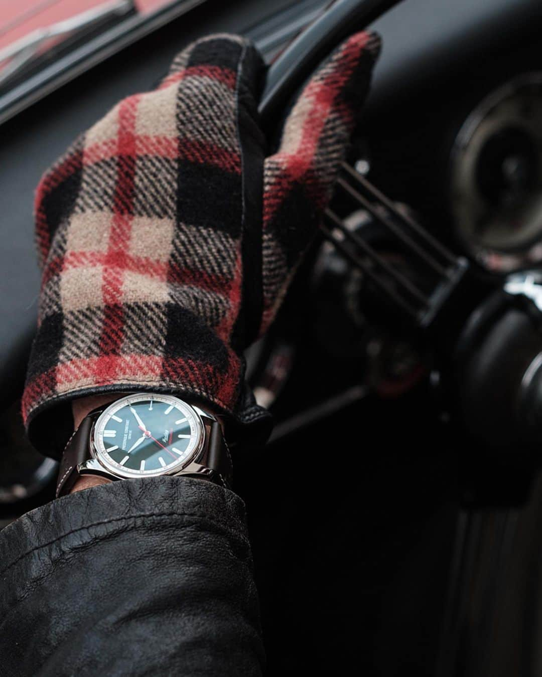 フレデリックコンスタントのインスタグラム：「Paying tribute to classic cars since 2004, Frederique Constant has produced a limited edition in collaboration with the Austin Healey automobile brand. Discover the new Classics Vintage Rally Healey Automatic COSC.  #LiveYourPassion #VintageRallyCollection #Limitededition #MenWatch #VintageCar」