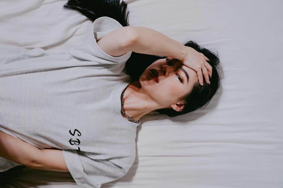 藤川ありすのインスタグラム：「@sbt_247osaka の可愛いTシャツGET。 BLITTと同じ素材感で生地もいいかんじ。 階段から落っこちた右腕のあざは綺麗に修正で消しました笑 修正うまいでしょ?わかんないでしょ?笑  📷 by @themasa1997」