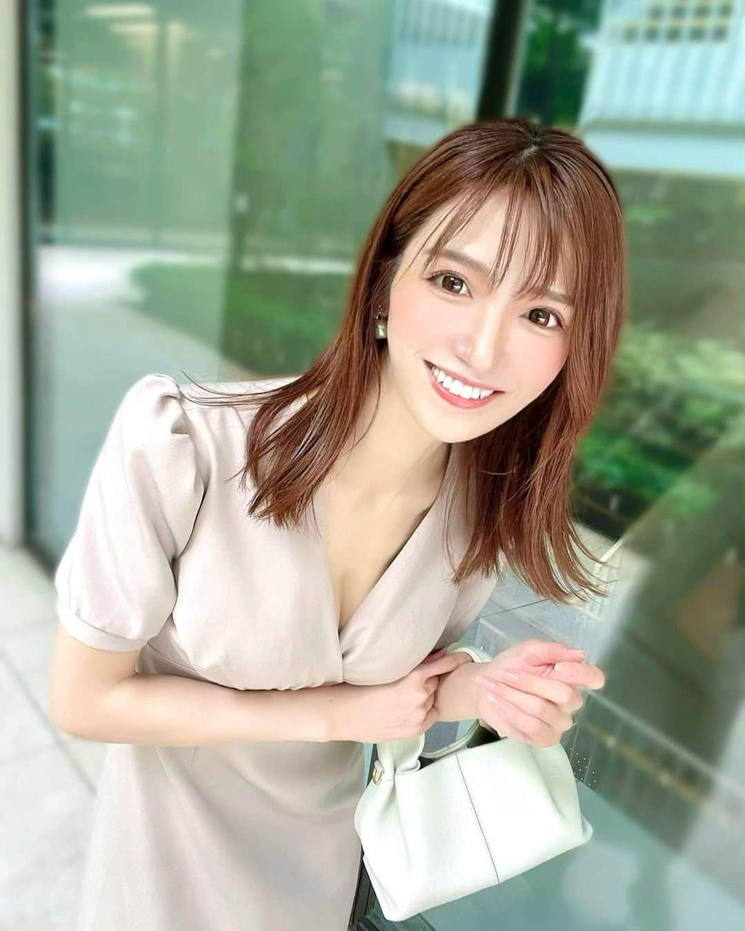 白瀬由莉のインスタグラム：「雨はきらいじゃないけど 眠たくなるのなぜ☔️ 晴れた日に海辺でのんびりしたい☀️🏖️  パリからバッグが届いた👝 今回は白のミニ🤍Numero Neuf Miniのチョーク @polene_paris  ワンピースはきれいめデザイン @narama.jp  ウエストマークが上にあるからスタイルよくみえる👗 ベージュ×白にしてみた🐥  明日も素敵な1日を☺️🌈  🌷🧚🏻‍♀️🌻」