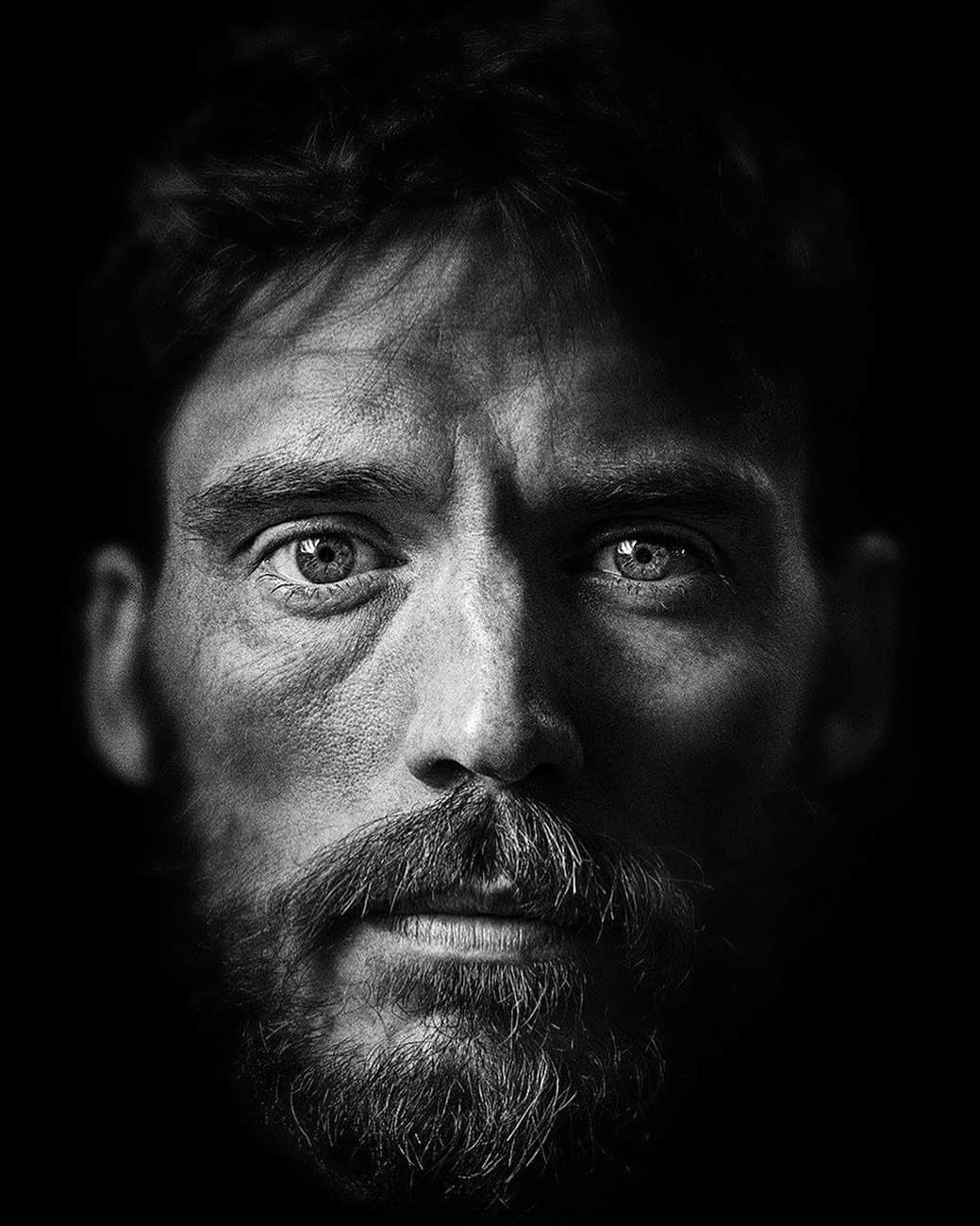 サム・クラフリンのインスタグラム：「What a pleasure being shot by the incomparable Andy Gotts during the Soccer Aid for UNICEF weekend.   Been a fan of his work for such a long time, and this is just a snippet. A lighting test from our 5 minute shoot.   What a man. What a photographer!  Cheers @drgotts 🙏🏻」
