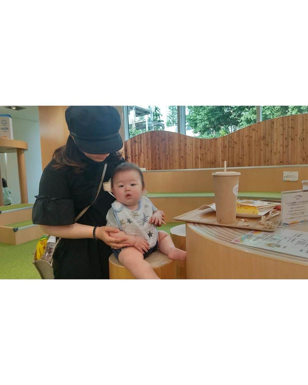 野崎鮎のインスタグラム：「伊藤忠SDGsスタジオキッズパークに遊びにいってきました☺️ 入場料無料で遊び道具、 遊び場所も色々あって涼しいしとっても素敵な空間✨ まだ遊び方がわからない我が子も 頭で色々考えて夢中になって遊ぼうとしてました👶🏻🍼  こうゆう気軽に入れて安心して遊べる場所が増えるといいなぁ😍  夢中になれる物があって お家にない遊び道具があって 他のベビーとの交流もできるだろうし😋  素敵な場所を作って提供していただきありがとうございます😊🙏🏻  #伊藤忠sdgsスタジオキッズパーク #伊藤忠キッズパーク #伊藤忠 #itochu  #itochusdgskidspark  #ベビー #baby #boy #寅年 #遊び #寅年ベビー #family #成長 #夢中 #入場料無料 #無料 #安心 #安全 #べびすたぐらむ」
