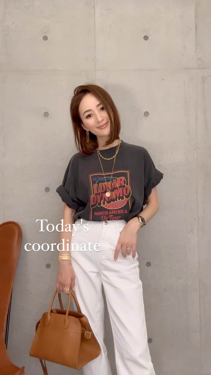 星玲奈のインスタグラム：「髪を切ってから、カジュアルスタイルがより楽しい😍 こんな感じのアメカジっぽいロゴプリントTシャツも❤️ ヴィンテージライクな @classicalelf_official ×JaVaコラボのTシャツは ビッグシルエットなので、袖をまくったり 裾をインアウトしたり、いろいろ着方を変えられるのがよい❤️ 真っ黒じゃなくて、ちょっとくすんだ感じの加工のチャコールのカラーがすごく好み😍（サイズはMにしました） ・ #クラシカルエルフ #classicalelf #エルフコーデ #タイアップ #java #ジャバ #uniqlo #gu #zara #ユニクロ #ジーユー #ザラ #zozo #zozotown #zozo購入品 #zozotown購入品 #Tシャツ #ロゴTシャツ #ヴィンテージライク #大人コーデ #大人カジュアル #プチプラ #プチプラコーデ #着回しコーデ」