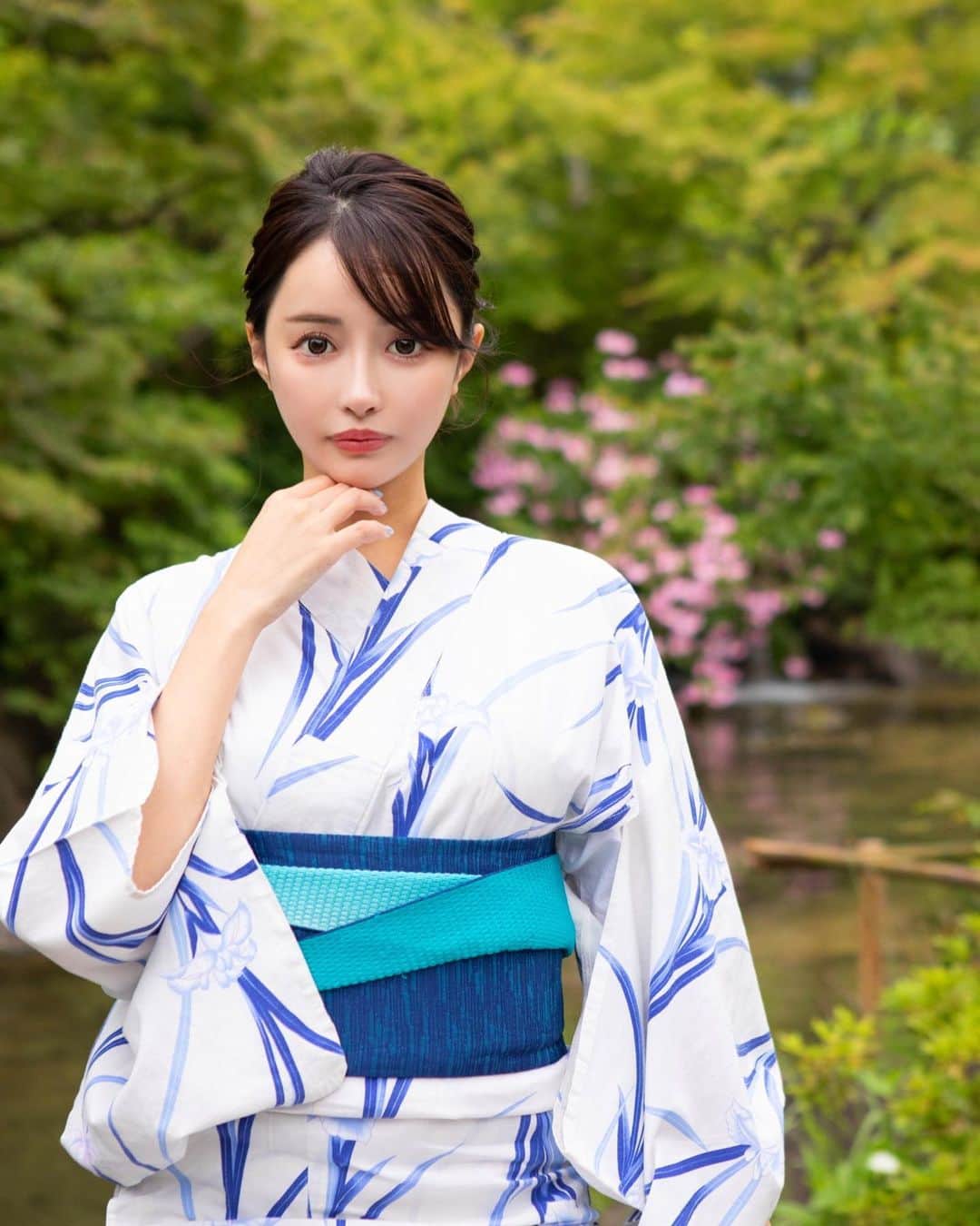 神咲 麻央 / まおちゃるのインスタグラム：「浴衣💙 何枚目が好き？🥰 まおは1.3枚目がお気に入り🫶🩵 . #浴衣 #yukata」