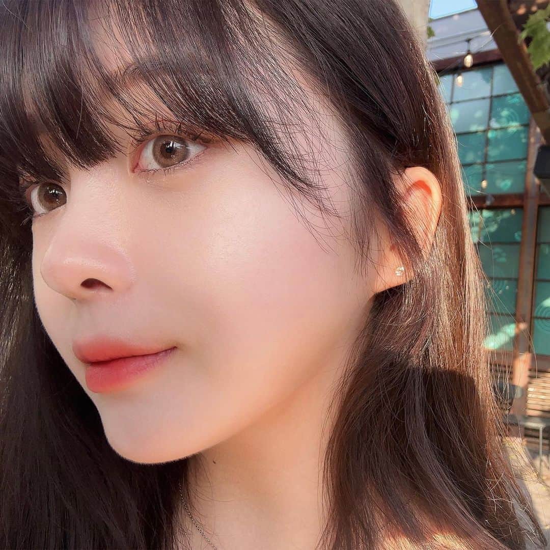 スヒョンのインスタグラム：「♥ ❛ #리숨 280달톤 콜라겐 펩타이드 딥팩 ❜  첫 마켓 𝐎𝐩𝐞𝐧 🖤 #내일_자정_마감인데 아직도 구매 안 하신 무병님 있나요 ? ⠀⠀⠀ 자기 전에 #리숨 하고 다음날 화장하면 을마나 잘 먹게요? ⠀⠀⠀ ⚠️ 먹고 바르기만 하는 콜라겐 팩은 너무 많죠 ? 피부에 완벽하게 #흡수 되는 ❛ #리숨 ❜ 딥팩 ⠀⠀⠀ 🎥 2번부터 영상으로 준비했으니 확인 부탁드려요 🥺 영상 보시면 제거하자마자 피부에 촉촉한 광만 남는 거 보이시나요 ?  ⠀⠀⠀ 겉광이 아니라 촉촉한 속광만 남아서 자기 전 ❛ #리숨 ❜ 하고 다음날 아침에 피부 보면 놀라울 정도로 촉촉해서 화장도 잘 먹어요 ⠀⠀⠀ ❶ 동전만큼 짜준다 ❷ 같이 온 스파츌라로 얇게 펴준다 ❸ 15분 ~ 30분 뒤 제거해주면 끝 ⠀⠀⠀ ✏️ 사용 후 별도의 스킨 케어 전혀 필요없어요 ! ⠀⠀⠀ 피부 제품은 한번 잘못쓰면 진짜 스트레스 받아서 혹여 안 맞으시는 무병님들 계실까봐 두려워서 진행 안 하는데 모든 지인들 10이면 10 모두 만족했던 ❛ #리숨 280달톤 콜라겐 펩타이드 딥팩 ❜  ⠀⠀⠀ 이전 판매했던 마스크팩과 다르게 마스크팩으로 할 수 없는 부위까지 직접 도포하여 사용할수 있고 #필오프팩 임에도 피부 자극이 1도 없어서 매일 사용할수 있어서 더욱 추천해용 ! ⠀⠀⠀ 시중 500달톤 콜라겐보다 더욱 작은 280달톤 콜라겐 720,000 PPM 함유 ✨ 최대 48% 할인이라는 미친 가격으로 준비했어요 ⠀⠀⠀ 매일 사용 가능한 팩이라 아침, 저녁에도 사용하다 보면 정말 금방 써서 무조건 미리 쟁여두시는 걸 추천해요 🤍 ⠀⠀⠀ ❶ 기간 🗓 └ ❝ 6월 12일(월) 오후 6시부터 ~ 15일(목) 자정까지 ❞ ⠀⠀⠀ ❷ 가격 💵 • 리숨 280 콜라겐 딥팩 70ml 1개 + 스파츌라 1개 (19% 할인) 정가 48,0000원 ➝ 장수 마켓가 38,900원 💰 ⠀⠀⠀ • 리숨 280 콜라겐 딥팩 70ml 2개 + 스파츌라 1개 (31% 할인) 정가 96,0000원 ➝ 장수 마켓가 65,800원 💰 ⠀⠀⠀ • 리숨 280 콜라겐 딥팩 70ml 3개 + 스파츌라 1개 (36% 할인) 정가 144,000원 ➝ 장수 마켓가 92,800원 💰 ⠀⠀⠀ • 리숨 280 콜라겐 딥팩 70ml 5개 + 스파츌라 1개 (48% 할인) 정가 288,000원 ➝ 장수 마켓가 149,000원 💰 ⠀⠀⠀ ❸ 배송 🚛 └ 5만 원 이상 #무료배송 / 오전 9시 이전 #당일배송 🚚  ⠀⠀⠀ 보습, 탄력, 리프팅은 물론 10중 히알루론산이 함유된 제품이라 겉 피부만 채워주는 게 아니라 속 피부까지 탄탄하게 채워줘요 ⠀⠀⠀ 추가로 원하는 포스팅은 댓글에 남겨주시면 빠르게 준비할게용 ! ⠀⠀⠀ ﹆ 프로필 링크에서 구매하시고 놓치지 마세요 ﹆ 질문은 댓글에 남겨주세요 #친구태그 는 사랑입니다 ♥ #𝑱𝒂𝒏𝒈𝒔𝒖𝒉𝒚𝒖𝒏_공구」