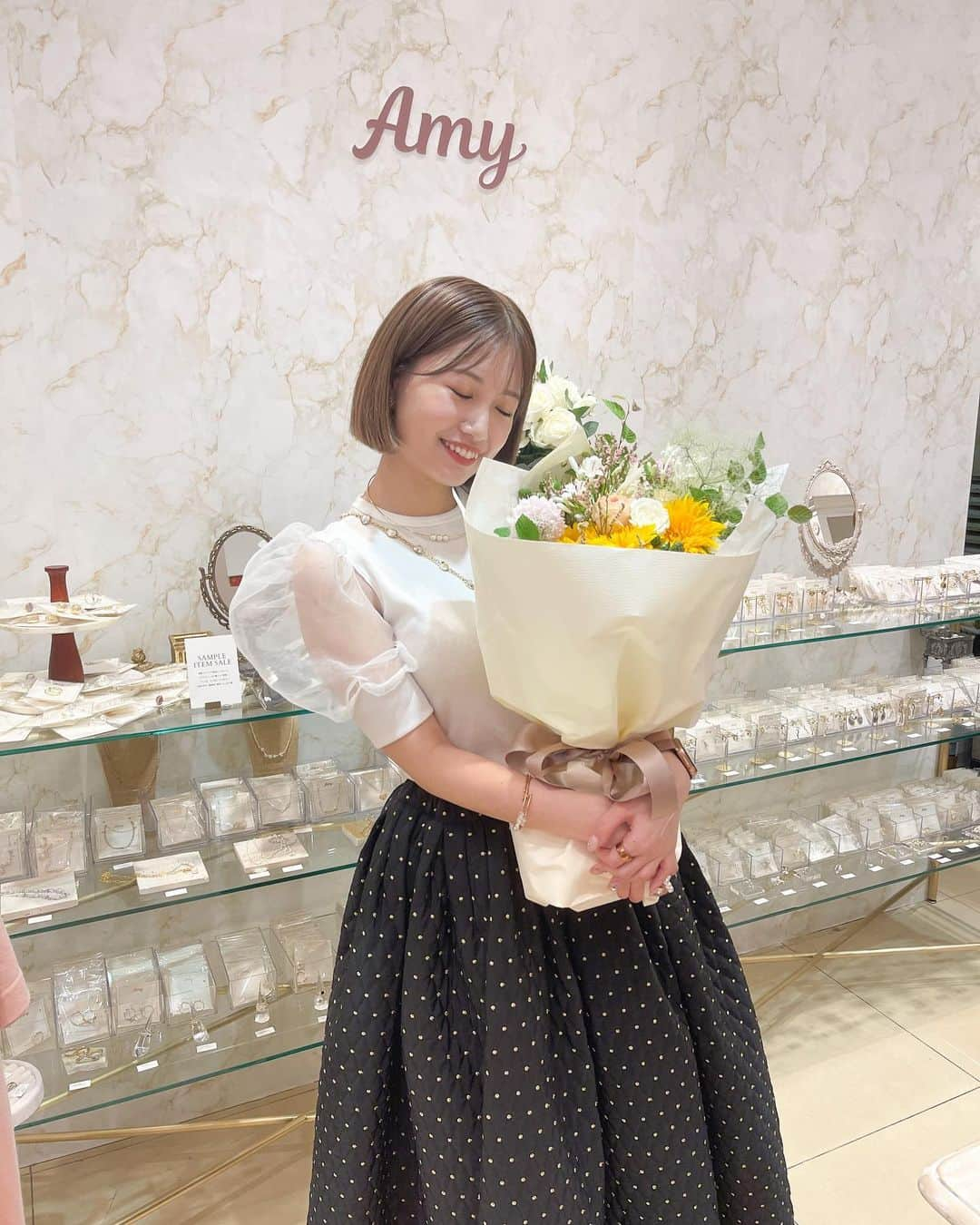 朝長美桜さんのインスタグラム写真 - (朝長美桜Instagram)「Amy POP UP STORE in ルミネエスト新宿 来ていただいた皆様、ありがとうございました♡  10月ぶりのルミネエストさんでのpopupでした！ 1番最初にお声掛けして下さって開催できた場所なので やっぱりあの場所にはとても思い入れがあります。 そして、そこから、定期的に開催させていただけてとても嬉しいです☺️✨ 皆様が毎回popupをすると、足を運んで来て下さるおかげです。いつもありがとうございます♡♡  来て下さる皆様が、キラキラした表情で楽しそうに見て下さって、 そんな姿を見て、接客させていただけて、可愛いアクセたちを愛情込めて作って良かったなと思います。  大変なことも、プレッシャーも、不安も、いろんな気持ちになるpopupや準備期間。 今回も乗り越えることができて一安心です。  もっともっと皆様が心躍るような、可愛く生きていきたいと思う背中を押せるような、アクセ、そしてブランドでありたいなと改めて強く感じました。  1週間ありがとうございました💐🤎 また次のpopupでお会いしましょう〜  #Amy#Amyaccessory」6月14日 21時38分 - miochan_0517