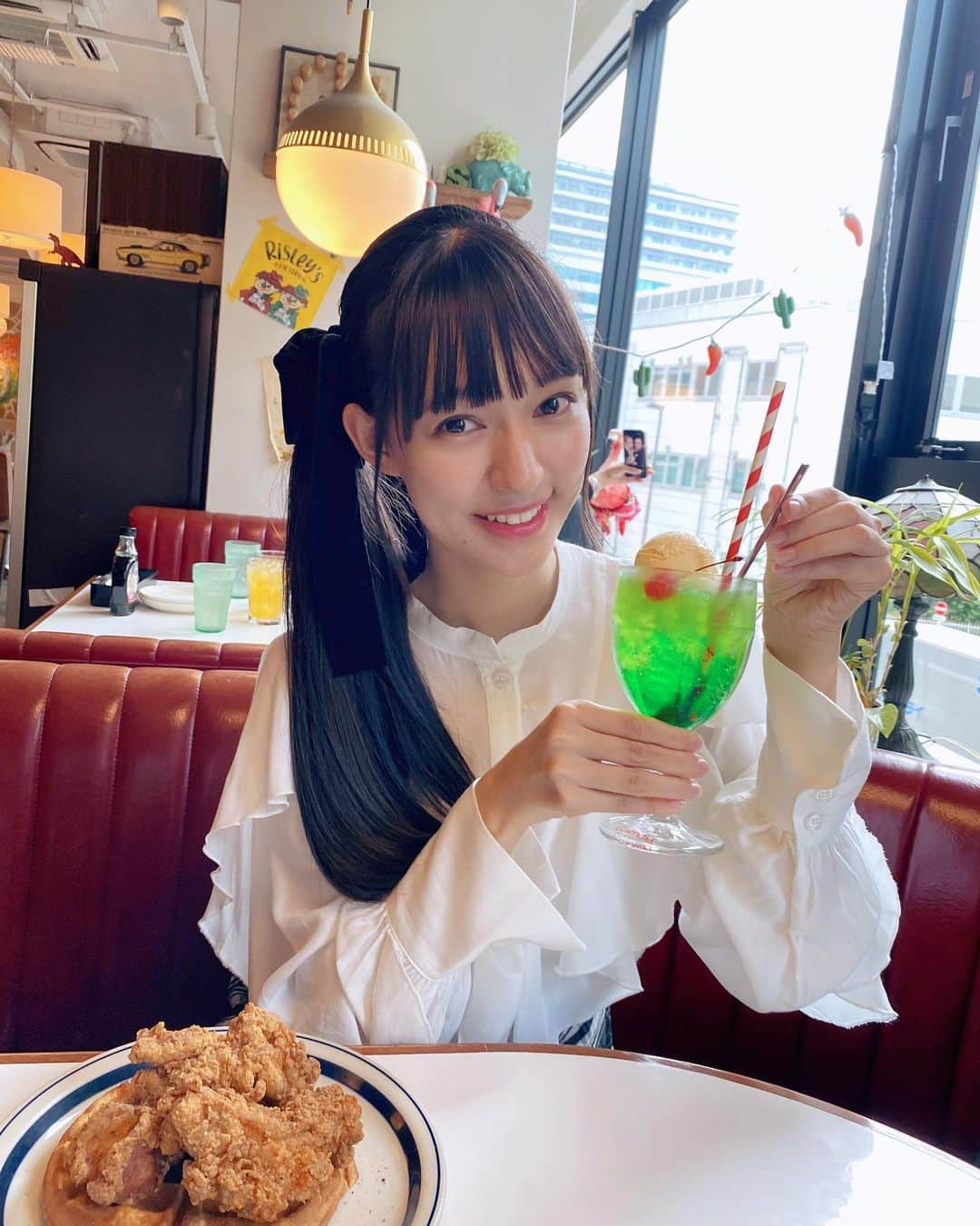 村星りじゅ（ukka）さんのインスタグラム写真 - (村星りじゅ（ukka）Instagram)「＊ 4月,5月にもあちゃんとお出かけしたときの☺︎ ⁡ ワッフルチキンもチーズナンも クリームソーダもティラミスも全部美味しかったよ〜✨ ⁡ #ukka#村星りじゅ#芹澤もあ#お出かけ #クリームソーダ#ワッフルチキン #チーズナン#ティラミス#カフェ巡り #MOJAintheHOUSE#ゆりあぺむべる#夢タージマハル」6月14日 21時51分 - riju_murahoshi