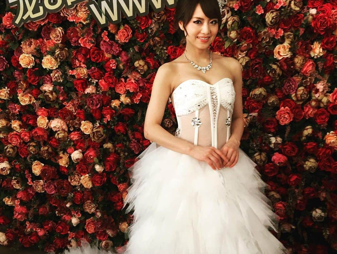 吉沢明歩さんのインスタグラム写真 - (吉沢明歩Instagram)「このドレスすごく綺麗だったぁ💕  メイクすごい笑  #白ドレス#海外グラビア#2016かな#懐かしいの投稿させて」6月14日 21時51分 - akiho__yoshi