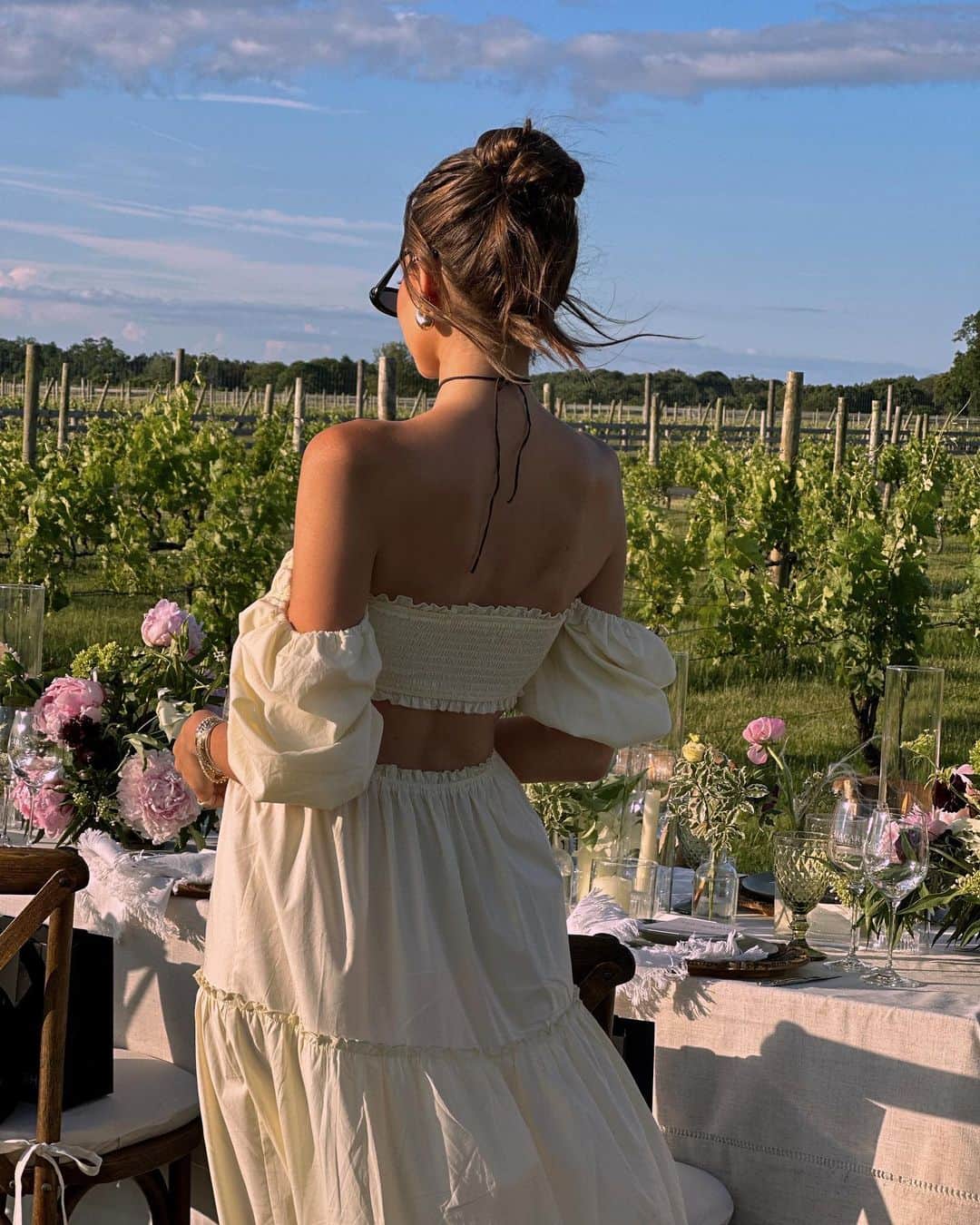 We Wore Whatのインスタグラム：「dreamiest dinner between the vines 🍇 for our summer collection @shopweworewhat launch [available today at noon est] ~ thank you @macariwines for such a beautiful evening 🍷 and all the amazing people involved 🫶🏼」