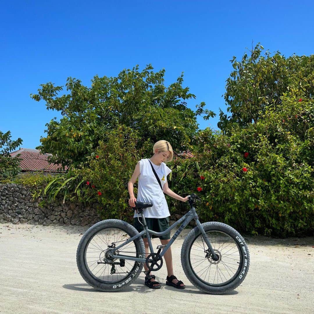 SAKIのインスタグラム：「アイアムは、自転車でカーブ曲がれるようになったの巻 ・ ・ ・ #竹富島 #竹富島観光 #竹富 #沖縄 #沖縄旅行 #石垣 #石垣島 #自転車 #サイクリング #サイクリング女子 とか言ってみる」