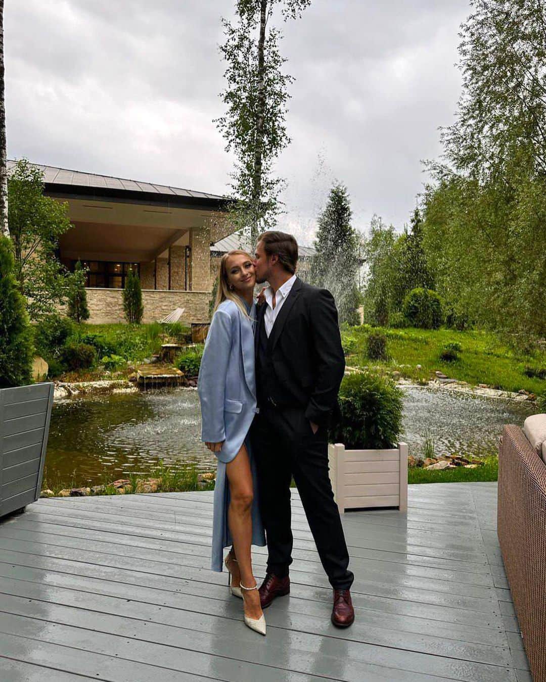 ニキータ・カツァラポフのインスタグラム：「Фото со свадьбы дорогих друзей @daniil_gleikhengauz и @oll_pautova  Счастья молодожёнам 🤍 Было очень круто!!」