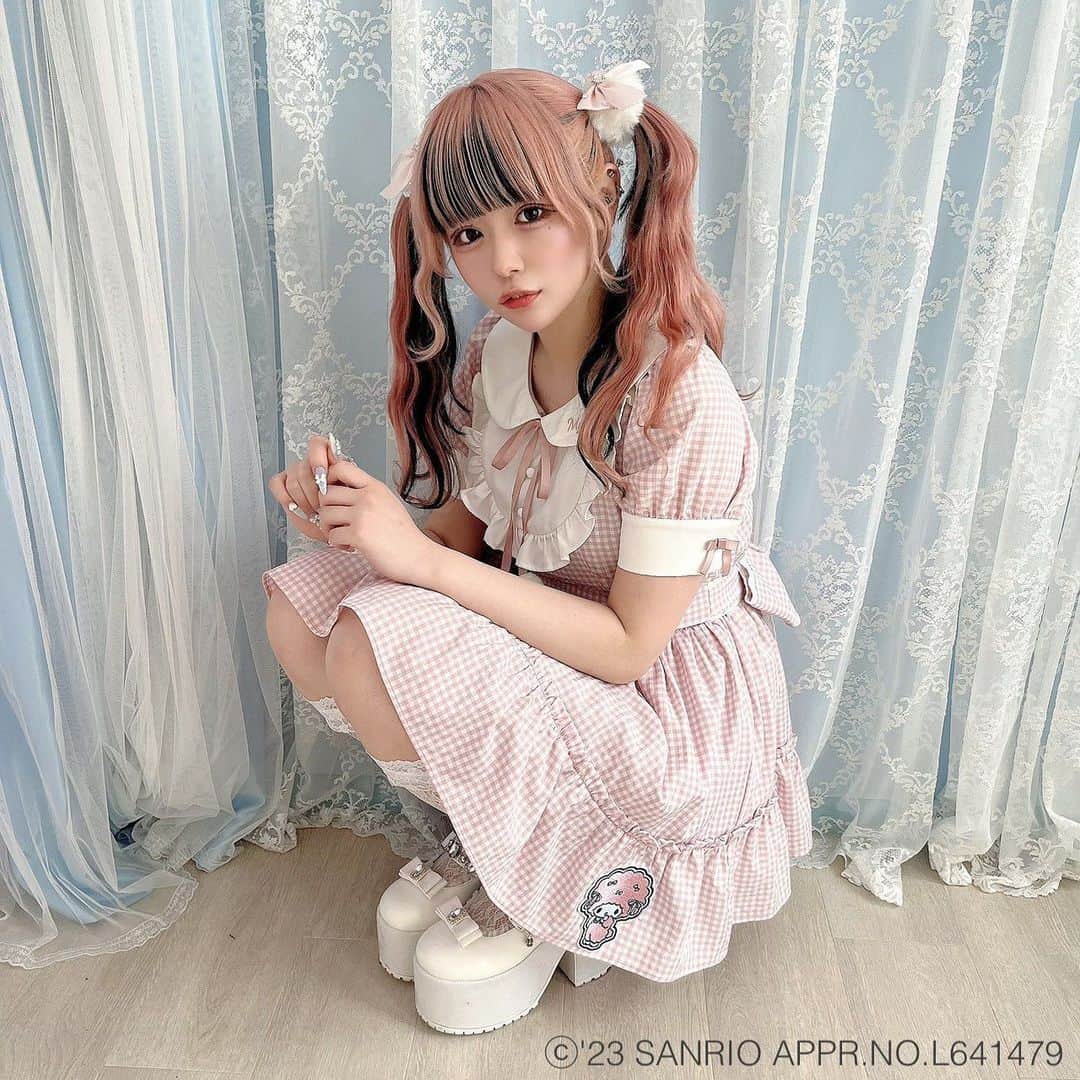 さきちゃんのインスタグラム：「ㅤㅤㅤㅤㅤㅤㅤㅤㅤㅤㅤㅤㅤ 🎀マイスウィートピアノ✖️AnkRouge✖️Bemqin🎀 Collaboration Onepiece🎶💭 ㅤㅤㅤㅤㅤㅤㅤㅤㅤㅤㅤㅤㅤㅤㅤㅤㅤㅤㅤㅤㅤㅤㅤㅤㅤㅤㅤㅤㅤㅤㅤㅤㅤㅤㅤㅤㅤㅤ わたしも企画に参加させていただいた ピアノちゃんとのコラボワンピース！🎀 ㅤㅤㅤㅤㅤㅤㅤㅤㅤㅤㅤㅤㅤ 6/23(金)AnkRouge全店舗にて発売となります^ᴗ.ᴗ^💕 ㅤㅤㅤㅤㅤㅤㅤㅤㅤㅤㅤㅤㅤㅤㅤㅤㅤㅤㅤㅤㅤㅤㅤㅤㅤㅤㅤㅤㅤㅤㅤㅤㅤㅤㅤㅤㅤㅤㅤ 発売に先駆けまして、 6/16(金) より全店舗にてお取り置きを承ります🎶 ㅤㅤㅤㅤㅤㅤㅤㅤㅤㅤㅤㅤㅤ・ ・ ⚠️お取り置きは各店舗へのお問い合わせをお願い致します。 ⚠️上限に達し次第終了とさせて頂きます。 ⚠️6/23.24.25の３日間にご来店が可能な方のみ対象となります。 ㅤㅤㅤㅤㅤㅤㅤㅤㅤㅤㅤㅤㅤ・ ・ もうすでにご購入を決めてくださっている方は 是非お近くの店舗にてお取り置きをご活用ください🥺❤︎ ㅤㅤㅤㅤㅤㅤㅤㅤㅤㅤㅤㅤㅤ #ankrouge #アンクルージュ #マイスウィートピアノ #ピアノちゃん #マイメロ #サンリオ #サンリオコラボ #sanrio #mymelody #mysweetpiano」