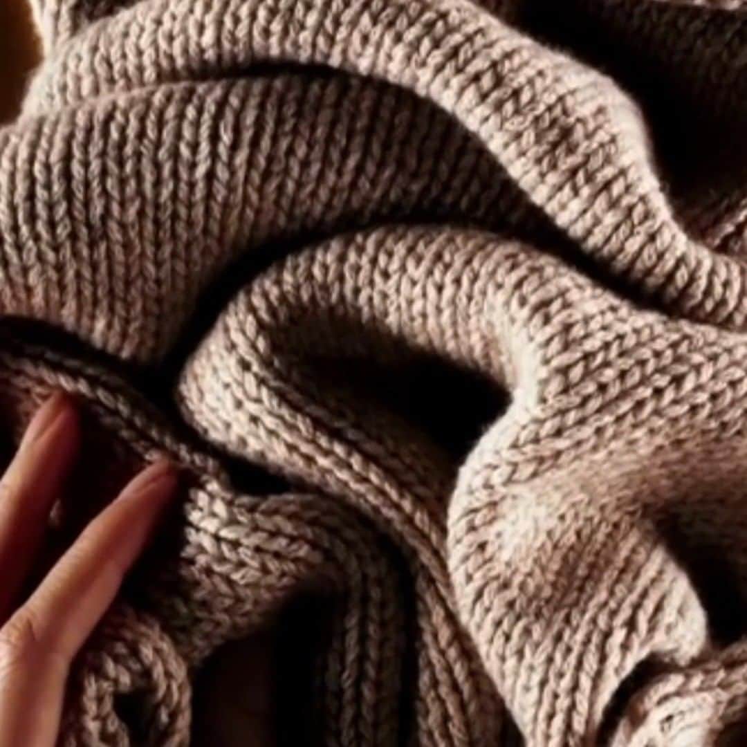 チヴィディーニのインスタグラム：「CIVIDINI "Fatto a Mano" - PT 2 Limited edition hand-made with artisan techniques by our knitting masters.   #CIVIDINI #knit#knitwear#cashmere#handmade#fashion」