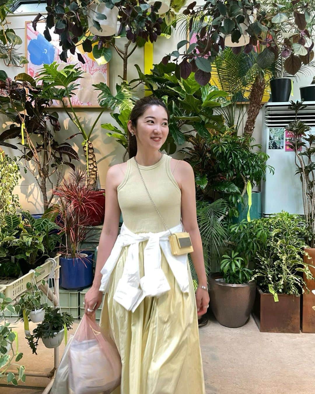 mina hinokuchiのインスタグラム：「. ある日の休日。 お気に入りの黄色いワンピースで @share_green_minamiaoyama へ。 カップ付きだからリラックスして着れるのがお気に入り🌿  併設してる @solsopark で可愛いサボテンを2つ購入🌵  背が高い方のサボテンは 万歳🙌🏻してるみたいなのが可愛くてつい。 お仲間もいた方がと思って、薄いピンクの鉢に入って小さめのサボテンも一緒に購入しました♡  . #Chico #チコ #salonbychico #ワンピース #ワンピースコーデ  #sharegreenminamiaoyama #乃木坂 #乃木坂カフェ #青山　#martinkim」