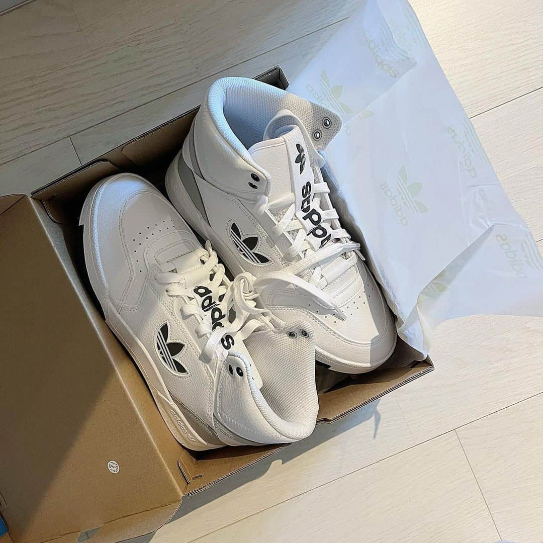 西脇梨紗さんのインスタグラム写真 - (西脇梨紗Instagram)「. new one🫶🏻  #adidas #shoes #アディダス #アディダススニーカー #sneaker #スニーカー」6月14日 21時56分 - risa_nishiwaki