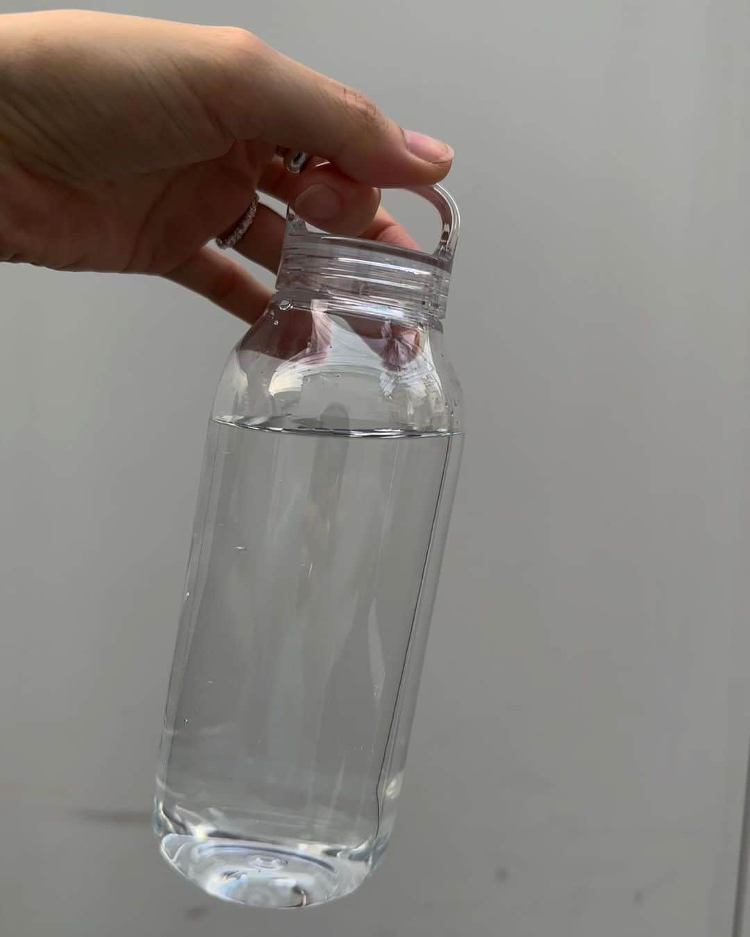 Alisaのインスタグラム：「毎日2リットルを目標に始めたお水生活。 朝夜は白湯、午前中一杯はカットレモンを入れて🍋 (白湯はゆっくりと内臓を温めてくれて寝起きがよりスムーズに、レモンは免疫力を上げてくれたりビタミンCの摂取もできて嬉しい効果がたくさん)  ↑は自然と習慣化しているけど日中は外出したり仕事していると ついついコーヒーばかり大量に飲みがち・・・  調べると大人の1日の水分排出量は諸々含めて約2.5Lほど、私は水分も足りていなければむしろカフェインやアルコールの作用で体外に出ていく量の方が多いと気付いて🙇🏻‍♀️  日中はなるべくカフェインの量を減らして水に変えられるよう最近外出時に持ち歩いてるウォーターボトルは @kintojapanで。 この透明感が美しくてお水がより美味しい気が🫶🏽  昔は苦手だった常温のお水も最近はむしろ好きになってきたので、体の変化を楽しみながら日々に馴染んでいきますように。  #kinto#waterbottle#ウォーターボトル#インナーケア#ヘルスケア#お水生活」