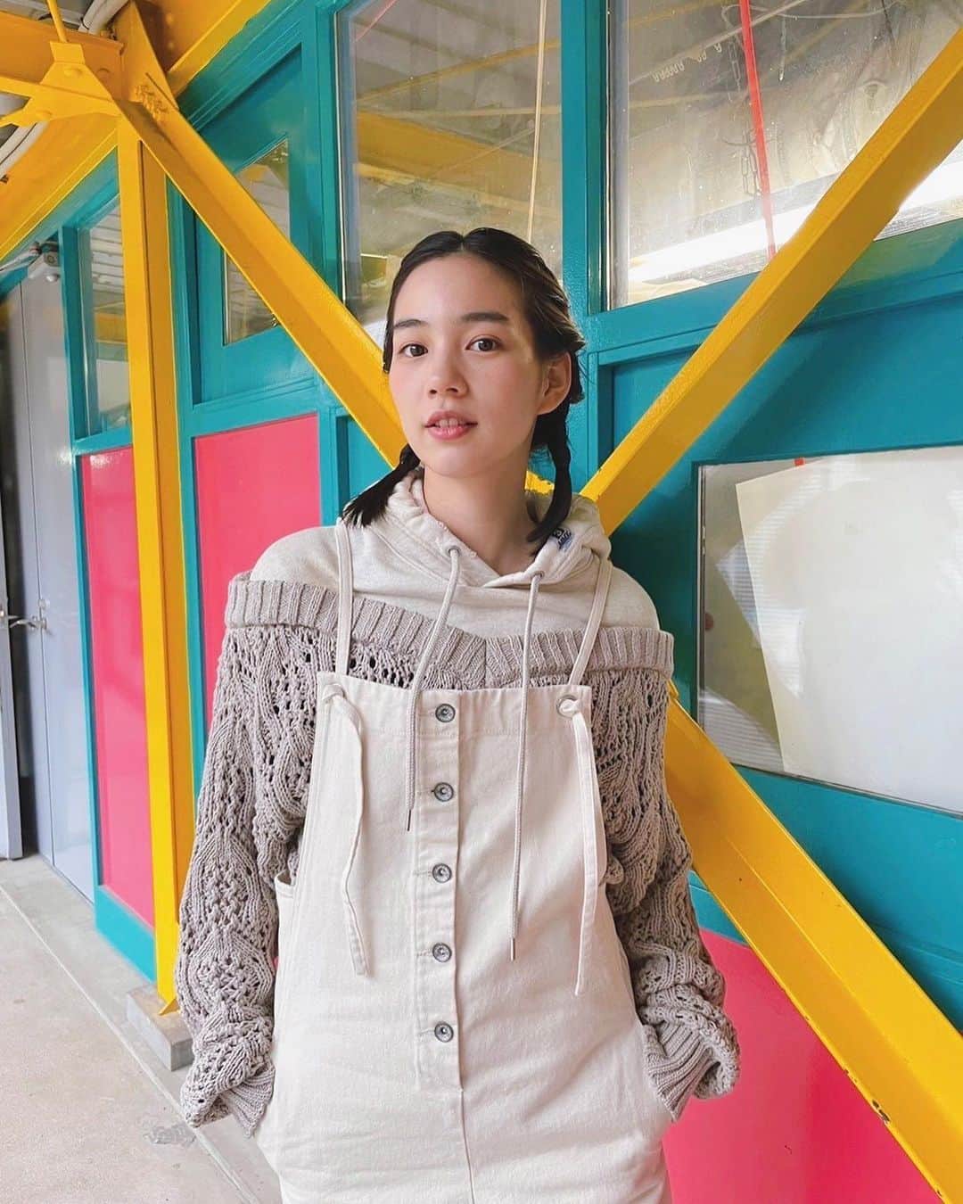 のん（能年玲奈）のインスタグラム：「琥珀を掘りに行ったのだけど、あいにくの雨で採掘場に行けず。 袋の中の土から琥珀を見つける室内採掘。 見つかったんだけど、掘ってないから嬉しいけど悔しかったー。 次こそ採掘場へ行く。 4枚目は、琥珀のイヤリングと、見つけた琥珀。  Styling: @izumimachino Hair&Make up: Shie Kanno  #のんやろが #YouTube #岩手 #久慈 #琥珀」
