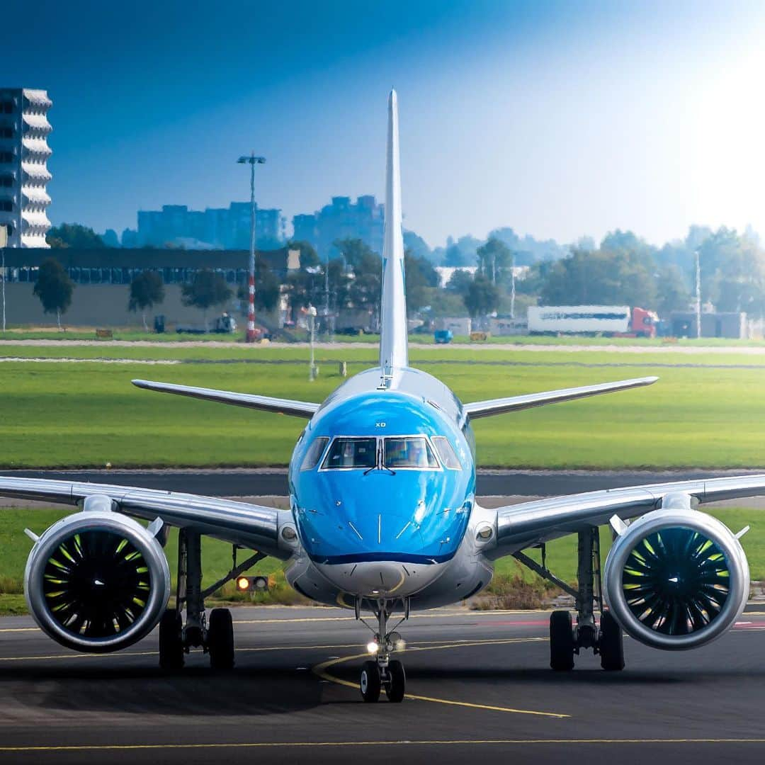 KLMオランダ航空さんのインスタグラム写真 - (KLMオランダ航空Instagram)「We like blue, shiny things! 💎 What type of Embraer is this?✈️ #klm #royaldutchairlines #aircraft #aviation 📸 @dmairplane」6月14日 22時00分 - klm