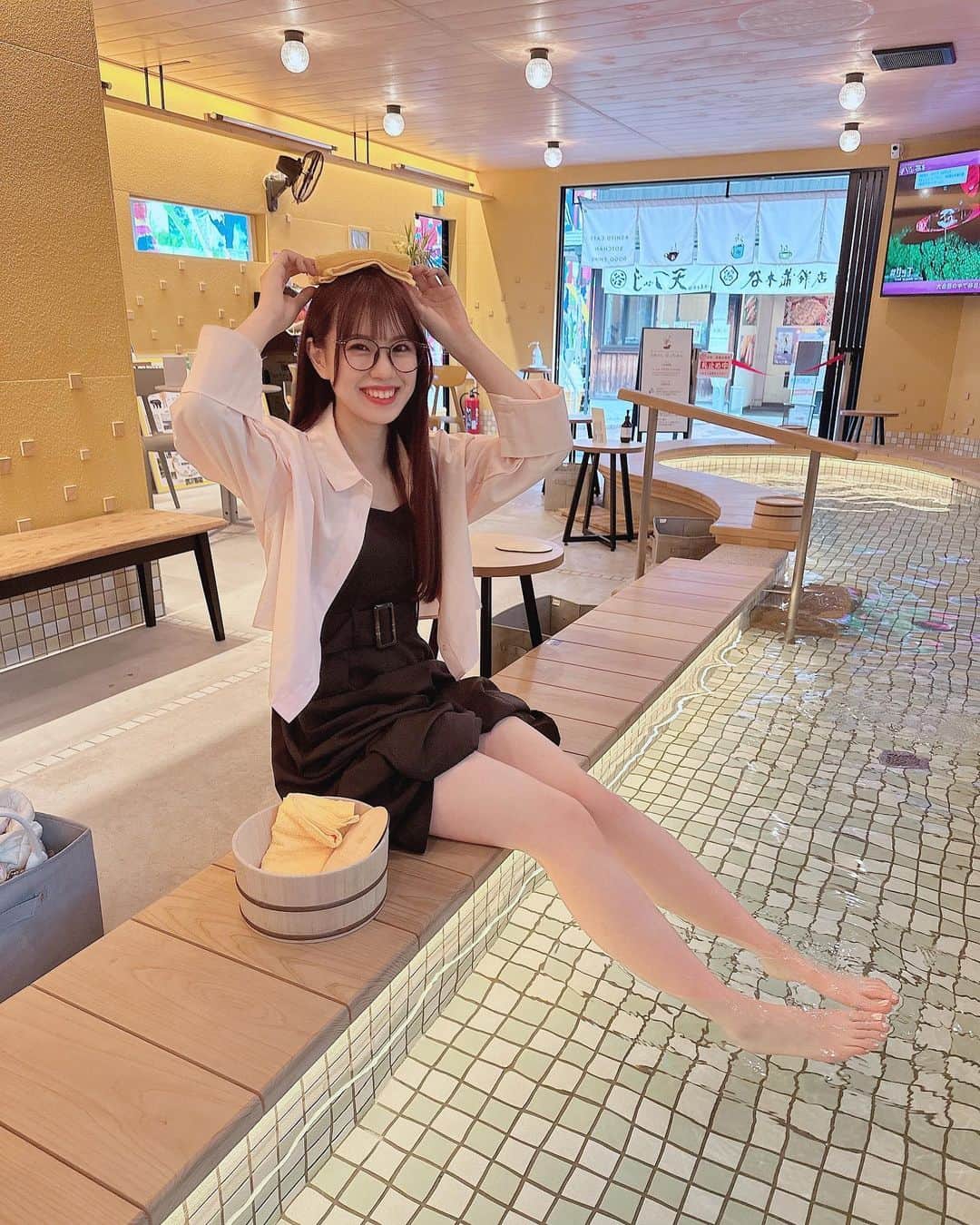 夢咲りりあのインスタグラム：「四国旅行②  道後温泉の足湯カフェ♨️ 雨宿りにぴったりの場所だった ♡」