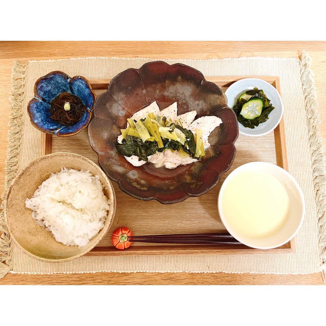 のインスタグラム：「こんばんは〜🍳 ⁡ 久しぶりに料理の投稿をします。 ⁡ コロナ禍ですっかり好きになった料理。 行きつけの好きな定食屋さんに憧れて、同じメイン皿を買い、お盆を買い… 気づけば1年前くらいから家でも一汁三菜プレートみたいにして楽しむようになってました。 ⁡ 写真は最近の2作🍽️ ⁡ ちなみに今日は ・鶏むね肉と小松菜のごま油蒸し(by長谷川あかりさん) ・わかめときゅうりの酢の物(byコウケンテツさん) ・もずく ・じゃがいもと玉ねぎのポタージュ ・ご飯 ⁡ 相変わらず大変お世話になっているお二方のレシピと もずくは麺つゆで、そうめんみたいに食べるスタイルで♪ そしてそしてポタージュは、実家から父作のじゃがいもと玉ねぎがたくさん届いたので📦 ⁡ どれも美味しくできました。幸せ😂 ⁡ 余裕がなくて、品数少ない日ももちろんあるし お盆に載せるのが…なんなら食べることすら面倒に思う日だってあるけど(笑) こうやって5皿並べられた日はご満悦です。私がね🤭 ⁡ 食べるだけで元気でることもあるから、やっぱり食事って大事だなと思います。 自炊でも外食でも、丁寧さや温もりを感じるご飯が心も体も満たしてくれる感覚がやっぱり好きだー！ ⁡ 蒸し蒸しする日が続いていますが、しっかり食べて水分とって、マイペースにいきましょうね☺️ 今日も1日お疲れ様でした！！」