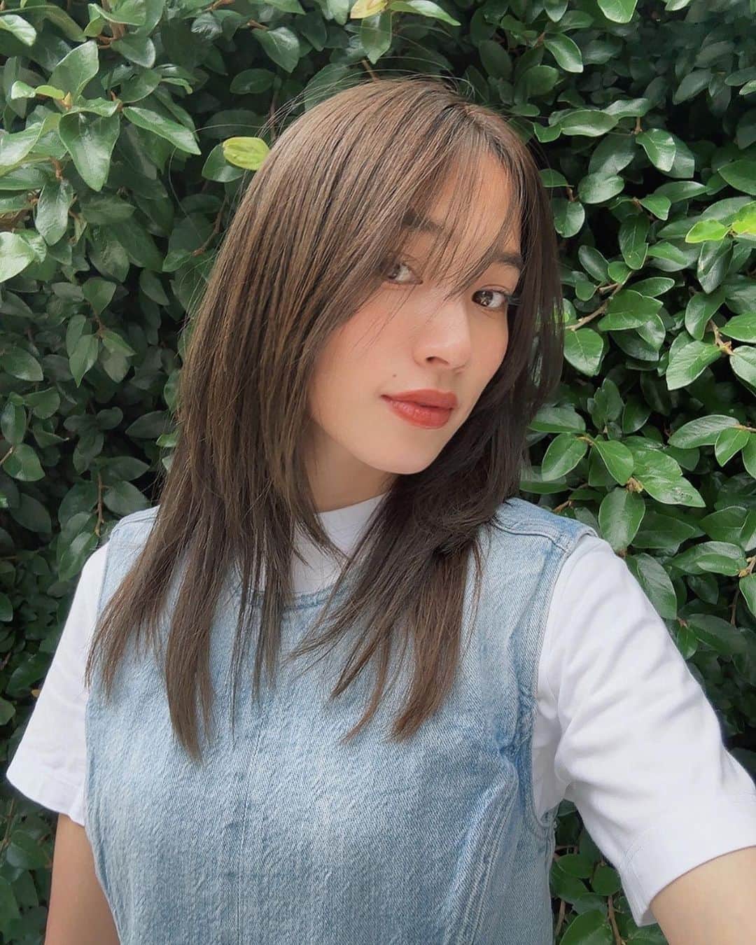 樽見麻緒のインスタグラム：「new hair✂︎ 何万年ぶりレベルに前髪少しだけ短めに💇‍♀️ 横にも流せるようにしてもらった✨ レイヤーもいい感じで今回も大満足です🤍 @tomoaki_horikake さんいつもありがとうございます😌  #hairstyle#haircut#haircolor#shima#ヘアスタイル#レイヤーカット#ヘアカラー#レイヤーカットミディアム#カラーリング#男の子ママ#ママライフ」