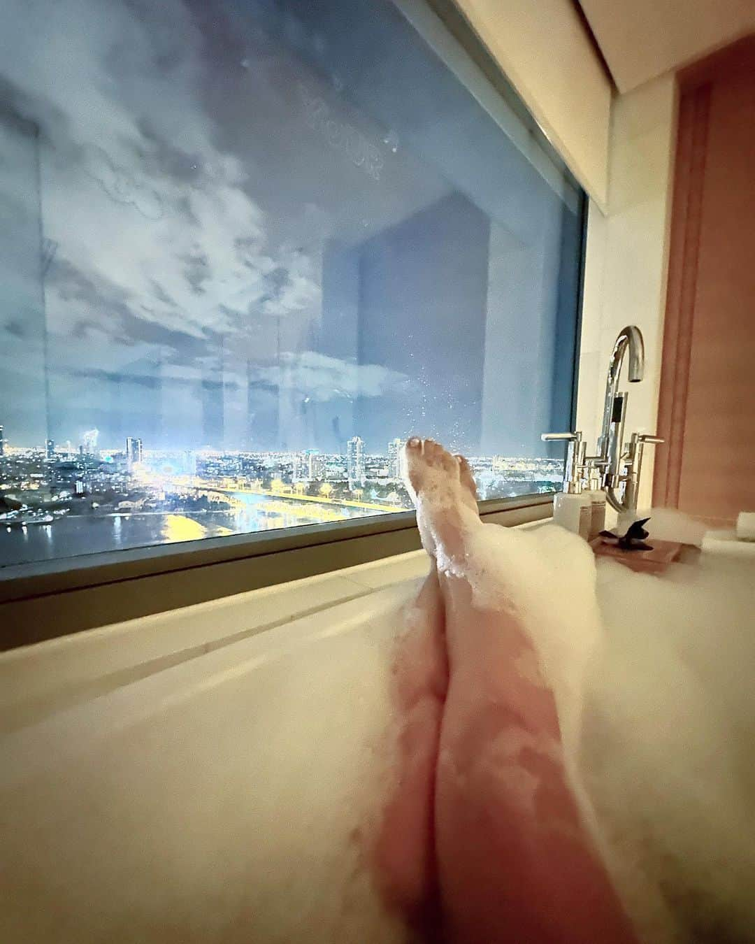 YuhKawasakiさんのインスタグラム写真 - (YuhKawasakiInstagram)「📍AVANI RIVERSIDE BANGKOK HOTEL お風呂投稿を定期的に入れていかないと フォードがお風呂だらけになる…🛁笑 ： ： ： ： ： ： #バンコク#タイ旅行 #バンコクホテル#タイホテル#東南アジア旅行 #トランカー#バンコク旅行 #avaniriversidebangkok #アヴァニリバーサイドバンコク #東南アジア一人旅 #タイ一人旅#バンコク1人旅 #ホカンス#バカンス #ビューバス #バンコク観光 #バンコク情報 #タイ旅行 #バンコク女子旅#お風呂映え#高層階ホテル #泡風呂#thailandtravel #風呂スタグラム #バスタイムのお供 #海外コーデ #入浴中 #ナイトルーティン #21階からの景色 #夜景が綺麗 #夜景写真」6月14日 22時16分 - yuhkawasaki