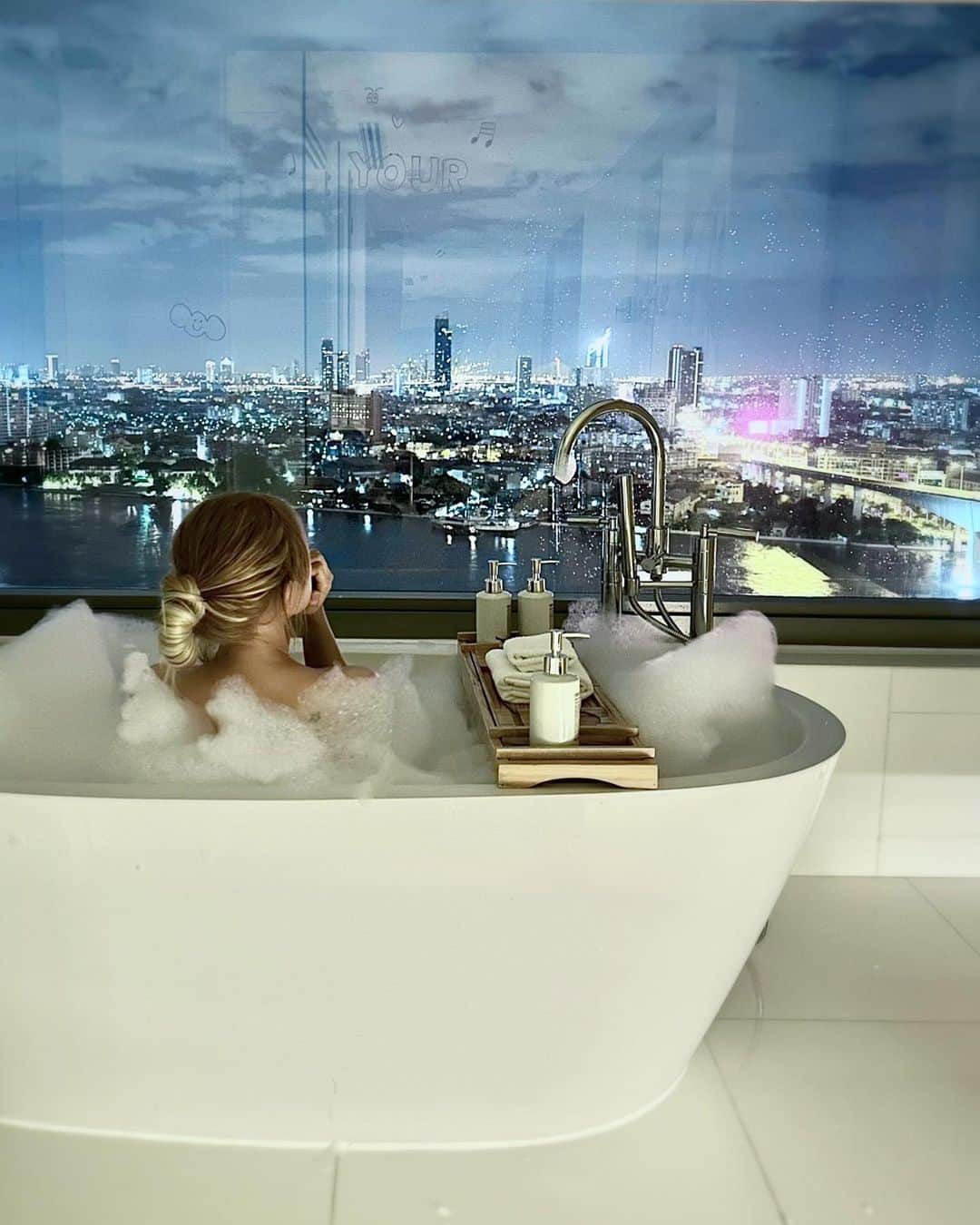 YuhKawasakiさんのインスタグラム写真 - (YuhKawasakiInstagram)「📍AVANI RIVERSIDE BANGKOK HOTEL お風呂投稿を定期的に入れていかないと フォードがお風呂だらけになる…🛁笑 ： ： ： ： ： ： #バンコク#タイ旅行 #バンコクホテル#タイホテル#東南アジア旅行 #トランカー#バンコク旅行 #avaniriversidebangkok #アヴァニリバーサイドバンコク #東南アジア一人旅 #タイ一人旅#バンコク1人旅 #ホカンス#バカンス #ビューバス #バンコク観光 #バンコク情報 #タイ旅行 #バンコク女子旅#お風呂映え#高層階ホテル #泡風呂#thailandtravel #風呂スタグラム #バスタイムのお供 #海外コーデ #入浴中 #ナイトルーティン #21階からの景色 #夜景が綺麗 #夜景写真」6月14日 22時16分 - yuhkawasaki