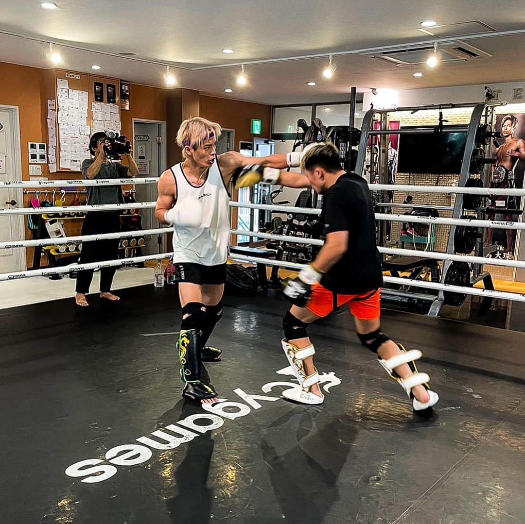 のインスタグラム：「今日は公開練習 動きもキレてて調子がいい 強くなっちゃってます。  試合まであと10日 #MTGP #Paris #AbemaTV」
