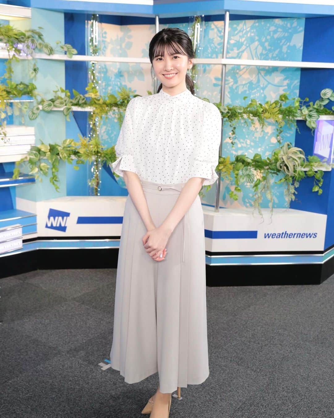 のインスタグラム：「週の真ん中、すいようび🕊️ 皆さん1日お疲れ様でした。  ジメジメとする日が続きますが、 体調などお気をつけてお過ごしくださいね🫶 明日も良い1日を☺︎  ドット柄のトップスは、ふわっとパフスリーブ。 今日はパンツスタイルでした✴︎  🏷️ tops,skirt : @grove_jp  stylist : @moriyan888 さん ありがとうございます✨」