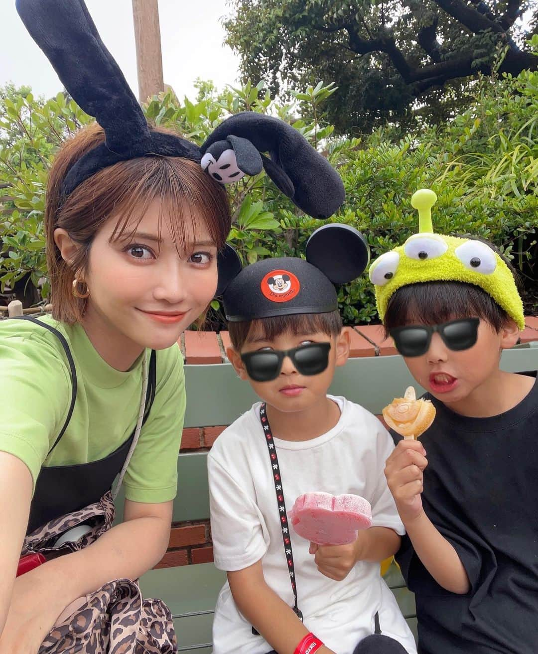 小池真友のインスタグラム：「先日行ってきたディズニー🏰💛 (次男の自慢の白目チラ見せ🤣)  マスクなしで大はしゃぎでコロナ禍前を思い出した🥺 次男がかぶってる帽子は2歳の時にネットで買ったんだけど頭小さいから5歳でもギリかぶれてる🤣コスパいい頭ww おそらく今回が最後のミッキー帽子🤣 ディズニーに来てる人達の服装とか見るのすごい好き皆かわいい😎💗  帰り際のお菓子のお土産のお店のレジが超長蛇で、並んでいたら冷房効きすぎてお腹痛めてしまいでもこのレジを抜けたらもう買えん…！と冷や汗かきながら命懸けで並んだのはいい思い出😇笑  #ディズニーランド #家族ディズニー #ディズニーコーデ #7歳男の子 #5歳男の子 #男の子兄弟 #男の子兄弟コーデ」