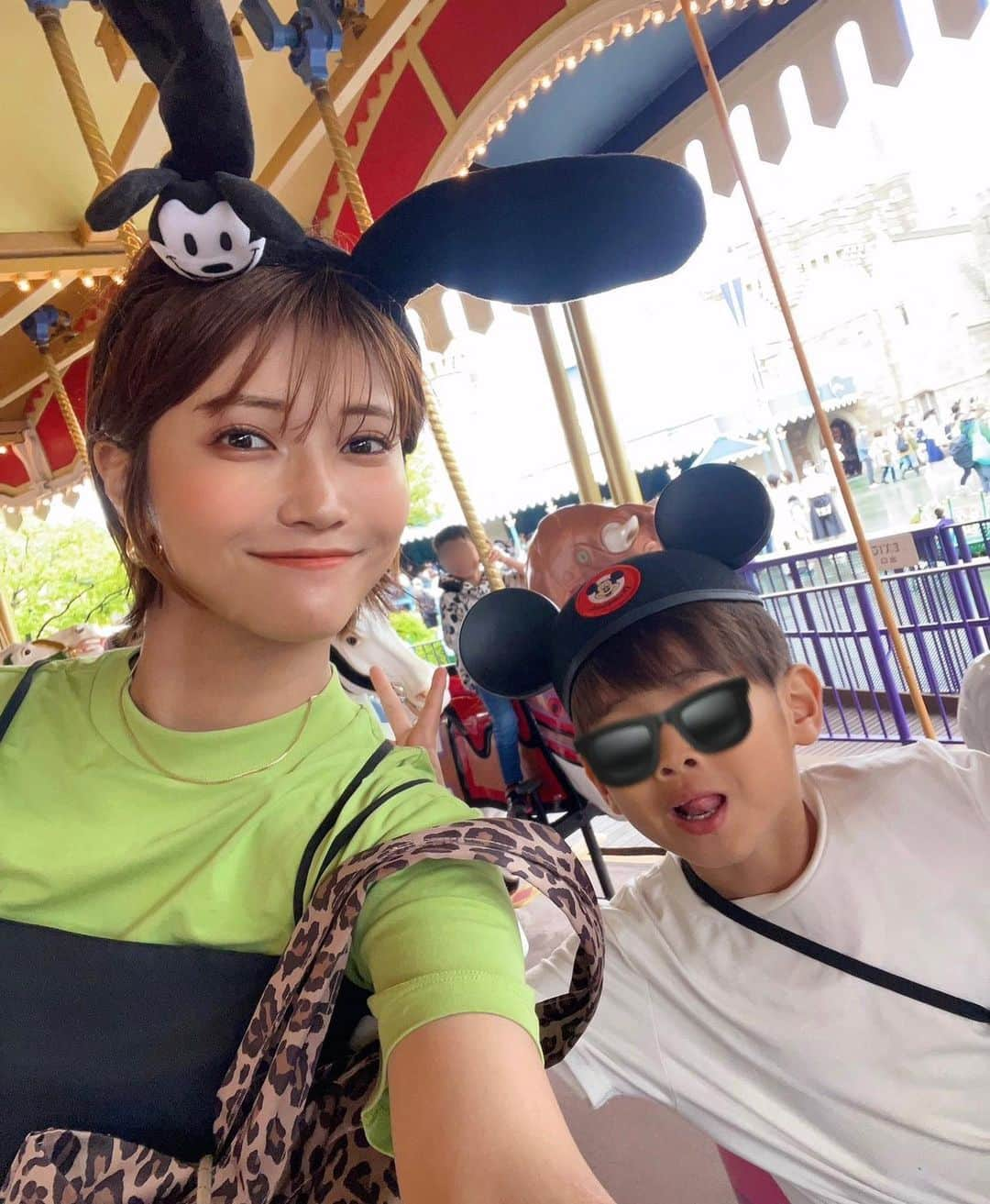 小池真友さんのインスタグラム写真 - (小池真友Instagram)「先日行ってきたディズニー🏰💛 (次男の自慢の白目チラ見せ🤣)  マスクなしで大はしゃぎでコロナ禍前を思い出した🥺 次男がかぶってる帽子は2歳の時にネットで買ったんだけど頭小さいから5歳でもギリかぶれてる🤣コスパいい頭ww おそらく今回が最後のミッキー帽子🤣 ディズニーに来てる人達の服装とか見るのすごい好き皆かわいい😎💗  帰り際のお菓子のお土産のお店のレジが超長蛇で、並んでいたら冷房効きすぎてお腹痛めてしまいでもこのレジを抜けたらもう買えん…！と冷や汗かきながら命懸けで並んだのはいい思い出😇笑  #ディズニーランド #家族ディズニー #ディズニーコーデ #7歳男の子 #5歳男の子 #男の子兄弟 #男の子兄弟コーデ」6月14日 22時13分 - koikemayu_