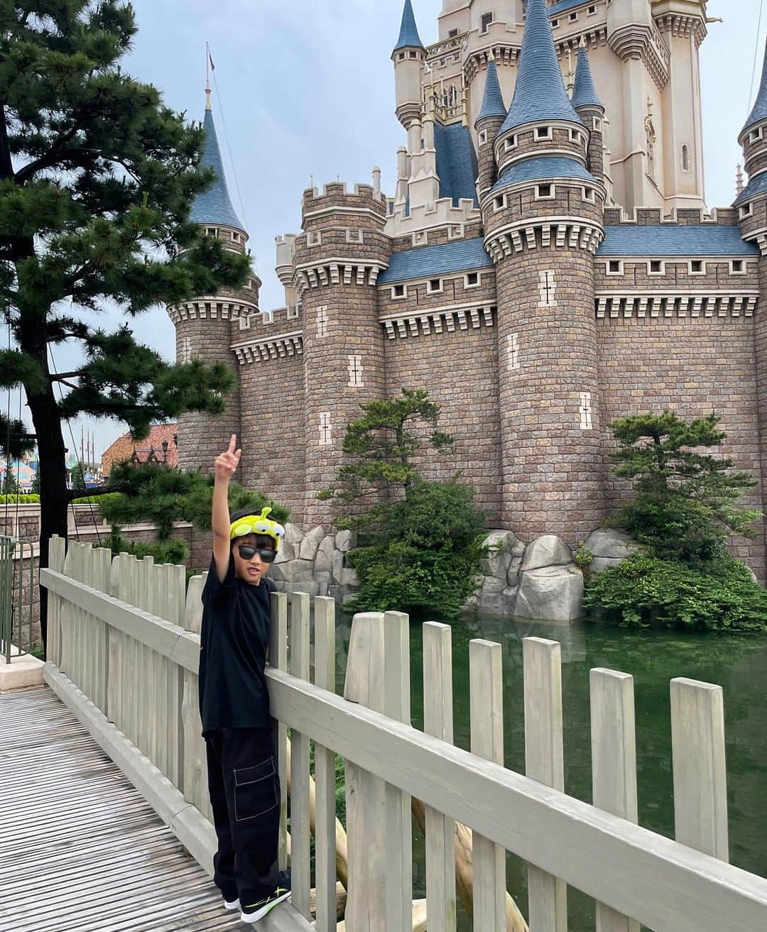 小池真友さんのインスタグラム写真 - (小池真友Instagram)「先日行ってきたディズニー🏰💛 (次男の自慢の白目チラ見せ🤣)  マスクなしで大はしゃぎでコロナ禍前を思い出した🥺 次男がかぶってる帽子は2歳の時にネットで買ったんだけど頭小さいから5歳でもギリかぶれてる🤣コスパいい頭ww おそらく今回が最後のミッキー帽子🤣 ディズニーに来てる人達の服装とか見るのすごい好き皆かわいい😎💗  帰り際のお菓子のお土産のお店のレジが超長蛇で、並んでいたら冷房効きすぎてお腹痛めてしまいでもこのレジを抜けたらもう買えん…！と冷や汗かきながら命懸けで並んだのはいい思い出😇笑  #ディズニーランド #家族ディズニー #ディズニーコーデ #7歳男の子 #5歳男の子 #男の子兄弟 #男の子兄弟コーデ」6月14日 22時13分 - koikemayu_