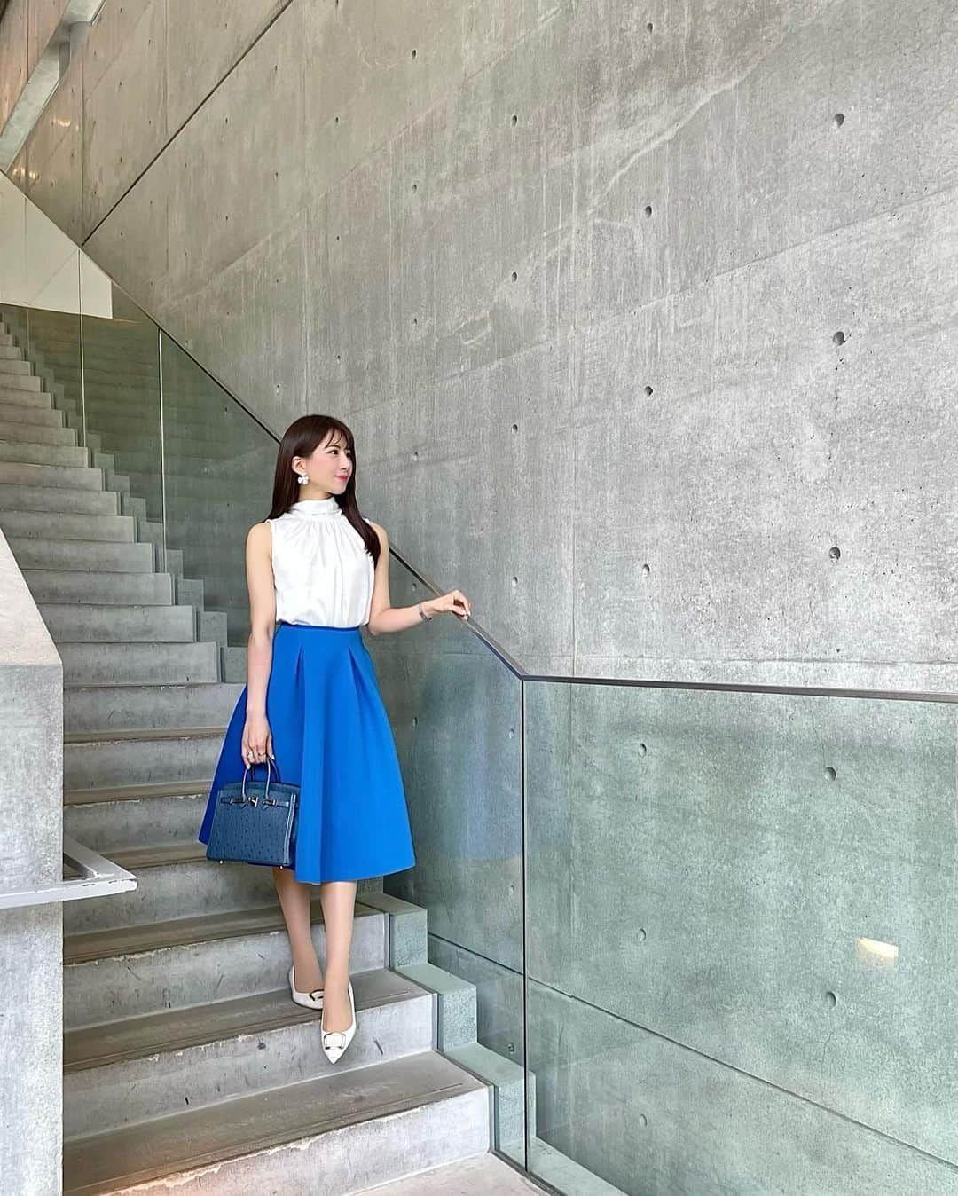 Manaさんのインスタグラム写真 - (ManaInstagram)「💙🎨🌏🐾 𝐎𝐎𝐓𝐃 𝐟𝐨𝐫 𝐭𝐡𝐞 𝐚𝐫𝐭𝐦𝐮𝐬𝐢𝐮𝐦 東京でも美術館開拓をしようと思い 六本木にある #21_21designsight へ。 ⁡ 現在開催中の 「The Original」  アイデアによって生まれた歴史の長い身近なアイテムや 心動かされる美しいインテリアなどがあり ⁡ もっと観察してみると私たちの身の回りには沢山の デザインで溢れているなと思いました☺️✨ やっぱり美術館へ行くの好きだなぁ ⁡ ⁡ コーディネートは シンプルなノースリーブブラウスに @kobe_yumeribon のスカート💐 ⁡ ふわっと形状記憶されたフレアが美しくて お気に入りのスカートです♡ ⁡ ⁡ ⁡ ⁡ ⁡ ⁡ #ブラウスコーデ #フレアスカート #スカートコーデ #ブルーコーデ #青コーデ #バーキン25 #バーキン #大人可愛いコーデ #上品コーデ #ファッション #美術館巡り #美術館 #美術館好き #現代アート #六本木 #東京ミッドタウン #六本木ミッドタウン #アートギャラリー #東京美術館 #artmuseum #tokyomidtown #tokyoart」6月14日 22時14分 - mana.tcy