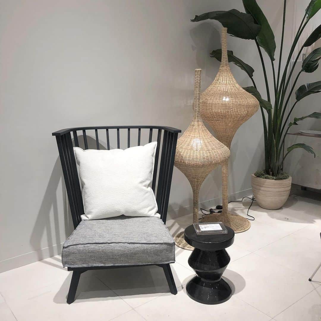 GERVASONI JAPAN / ジェルバゾーニ ジャパンのインスタグラム：「【 Products 】   Armchair : GRAY06  Mateiial : ポリウレタン ウォールナット(ナチュラル) または オーク(ブリーチ/ホワイト/グレー/ブラック/オーシャン/ダブグレー)  Size : W900×D880×H1070 (SH390)  取り外し可能なカバーと  大きなバッククッションがついたアームチェア。 高さがありながら 圧迫感を与えないデザインが特徴的です 。 クラシックな北欧スタイルを彷彿とさせる 曲線のラインは  バッククッションと合わせることにより  心地の良い空間を作りだします。 Aoビル GERVASONI TOKYOにて展示しております。 皆様のご来店をお待ち申し上げております。  【 お問い合わせ 】 GERVASONI TOKYO tel : 03-5962-6477 mail : info@gervasoni.jp 営業時間 : 11:00 ～ 20:00 . . . #gervasoni #gervasoni1882 #gervasonitokyo #luxuryfurniture #furniture #interior #showroom #ジェルバゾーニ #インテリア #家具 #インテリアデザイン #インテリアコーディネート #レイアウト #ライフスタイル #デザイン #イタリア家具 #リビング #照明デザイン #豊かな暮らし  #GRAY06」